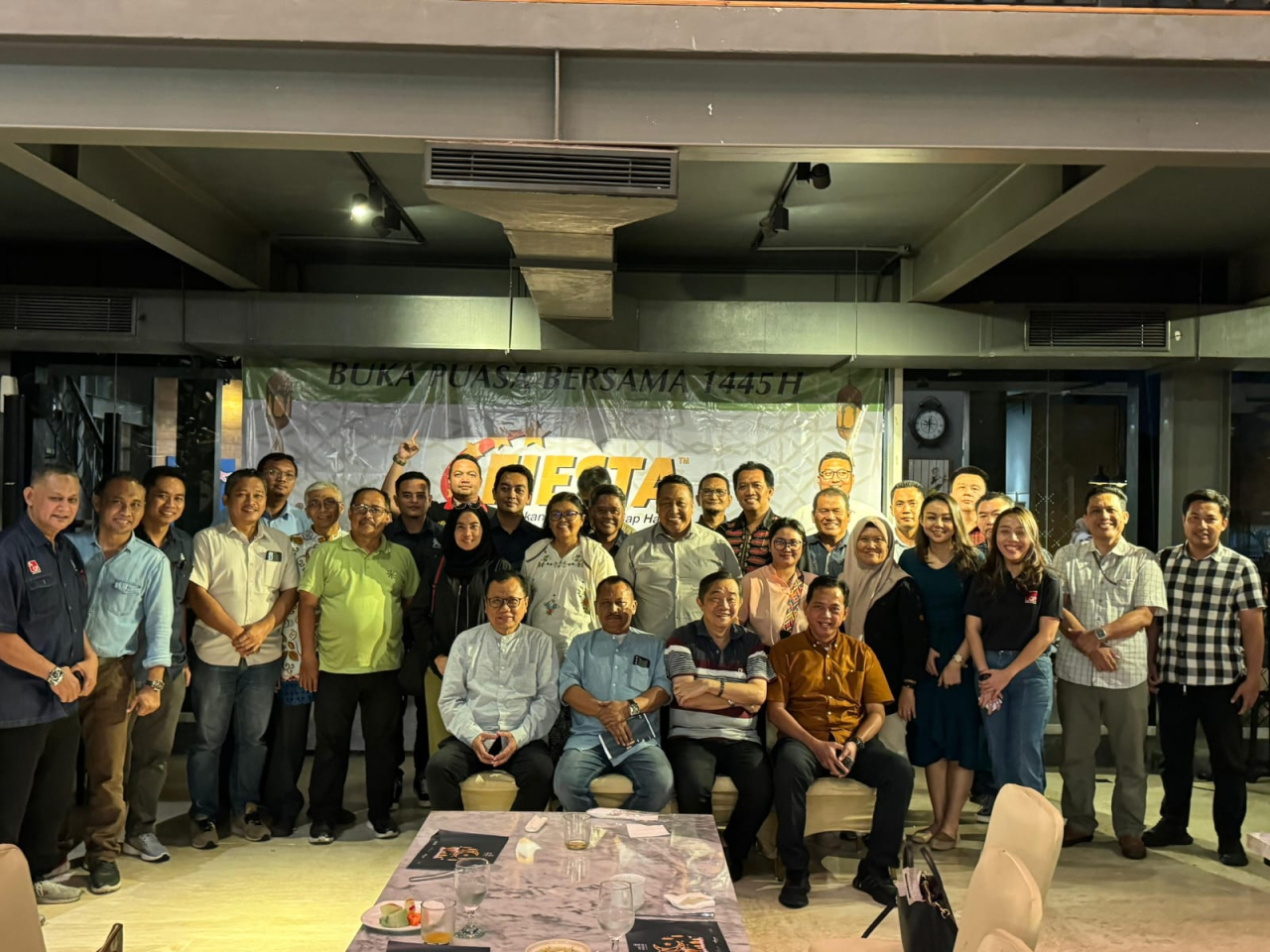 Foto bersama AV President Charoen Pokphand Indonesia (CPI)–Food Division, Gun Affandy dengan para pimpinan media di Surabaya dalam bukber, Senin (18/3/2024). Foto : istimewa