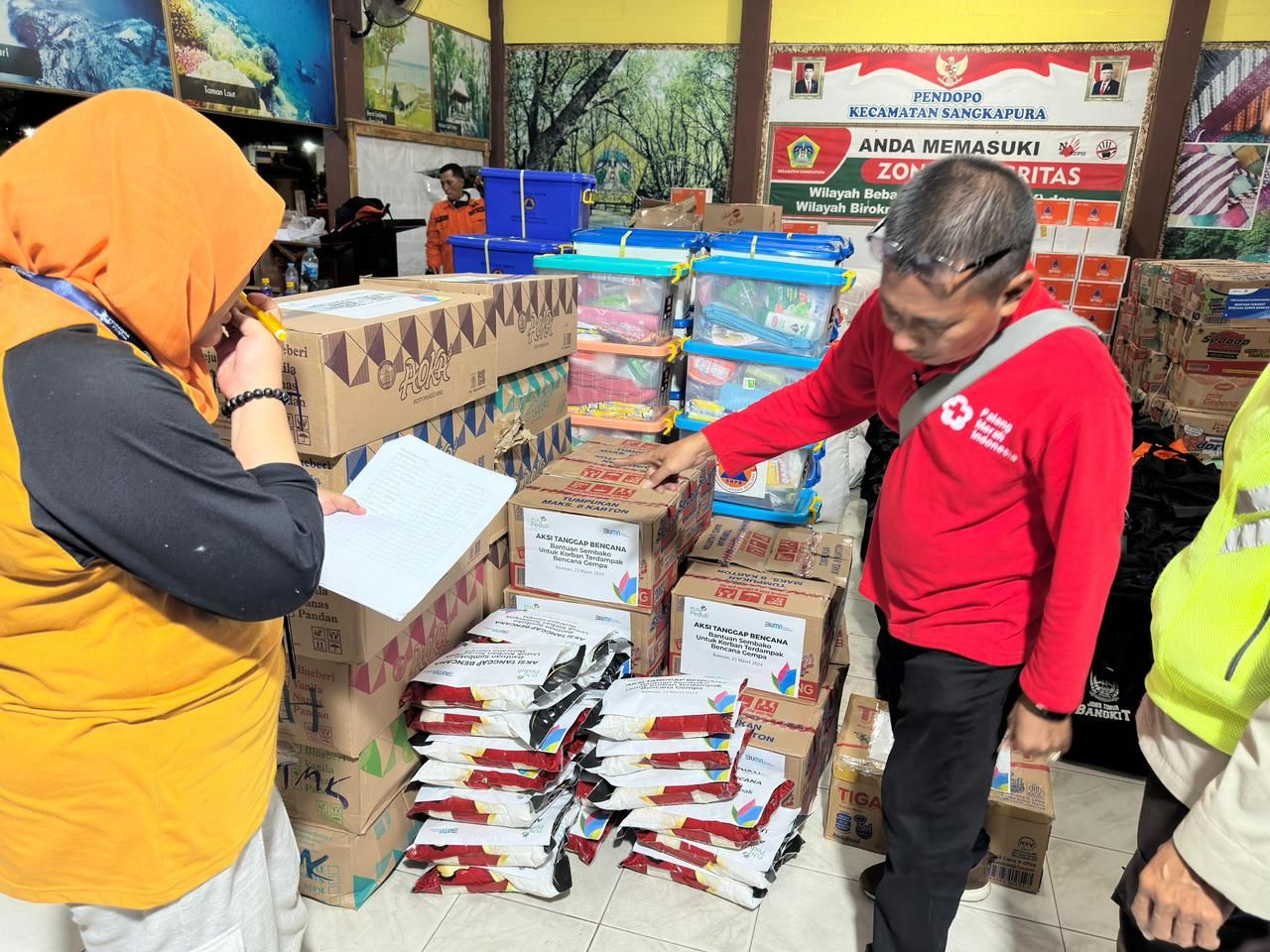 PLN salurkan 150 paket bantuan sembako untuk korban terdampak Gempa.  (Foto: PLN for Jatimkini.com)