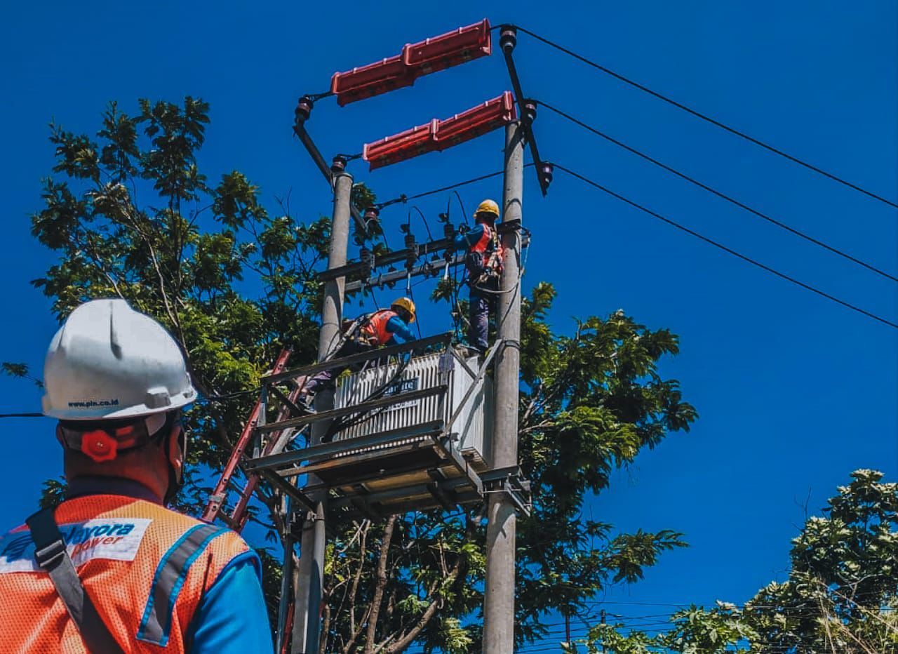 Petugas PLN sedang perbaikan jaringan listrik. (Foto: PLN for Jatimkini.com)