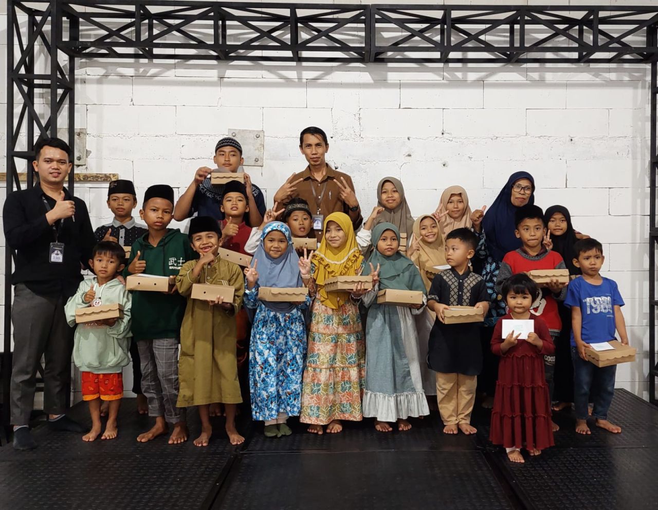 Citi Plaza Bondowoso gelar “Berbagi Berkah Ramadan” dengan menyantuni puluhan anak yatim di Bondowoso ( Foto : Jatimkini.com/ CR 1 )