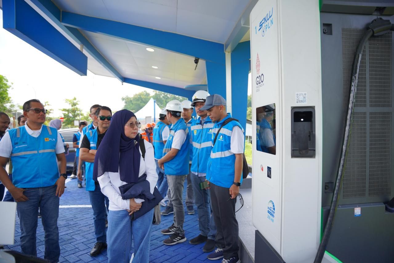Direktur Retail dan Niaga PT PLN (Persero), Edi Srimulyanti didampingi General Manager PLN UID Jawa Timur Agus Kuswardoyo melakukan inspeksi langsung ke Rest Area 575A Ngawi, Rest Area 626A Caruban dan Rest Area 725A Mojokerto - Surabaya pada Jumat (29/03