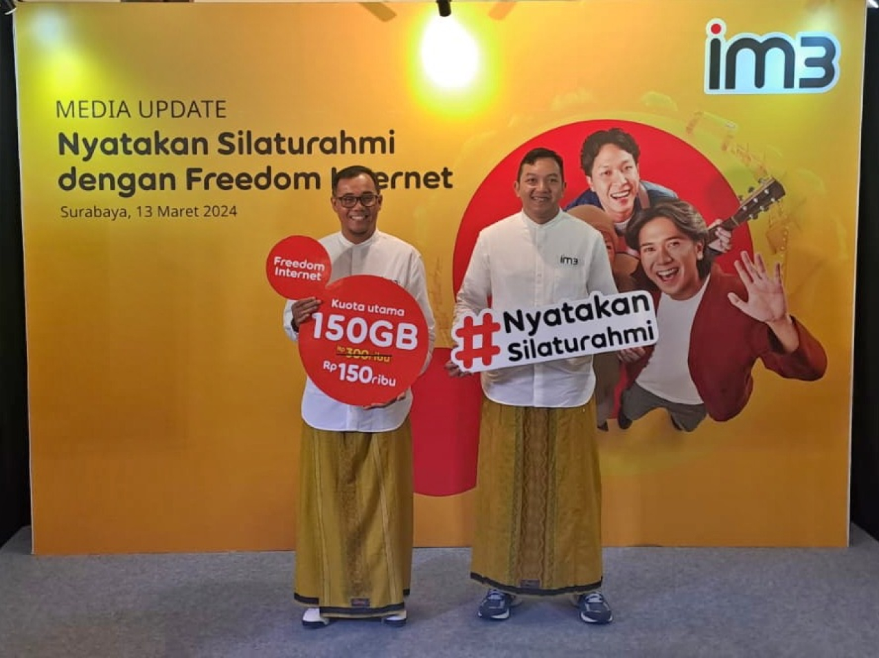 SVP Head of Region East Java IOH, Prio Sasongko (kiri) dan VP Head of Media Management IM3, Wisnu Wardhana (kanan) dalam Kampanye ‘Nyatakan Silaturahmi dengan Freedom Internet" dan Pasar Ramadan IM3 di Surabaya, Rabu (13/3/2024). Foto : Alvian Yoananta