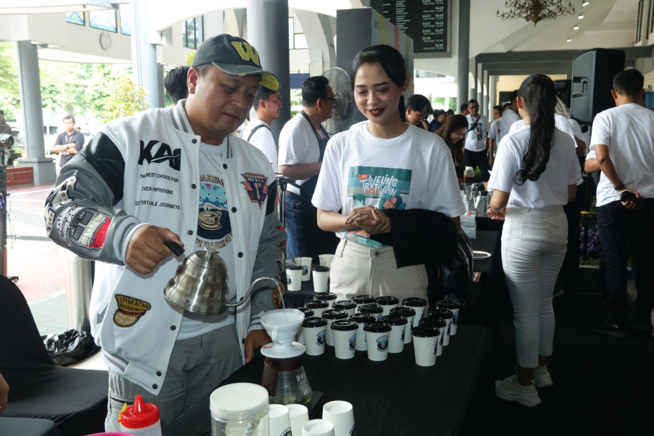 KAI Daop 8 Surabaya saat membagikan kopi gratis kepada pelanggan KAI di Stasiun Gubeng Surabaya. Foto : KAI for Jatimkini