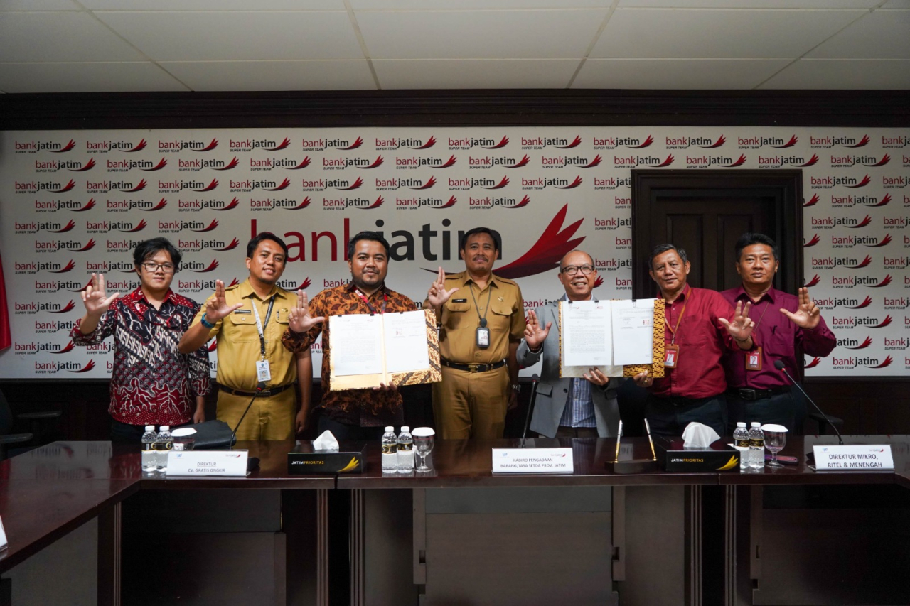 Direktur Mikro, Ritel, dan Menengah Bank Jatim, R. Arief Wicaksono (ketiga kanan) saat menandatangani kerja sama dengan Pemprov Jatim dan CV Gratis Ongkir di Surabaya. Foto : Bank Jatim for Jatimkini