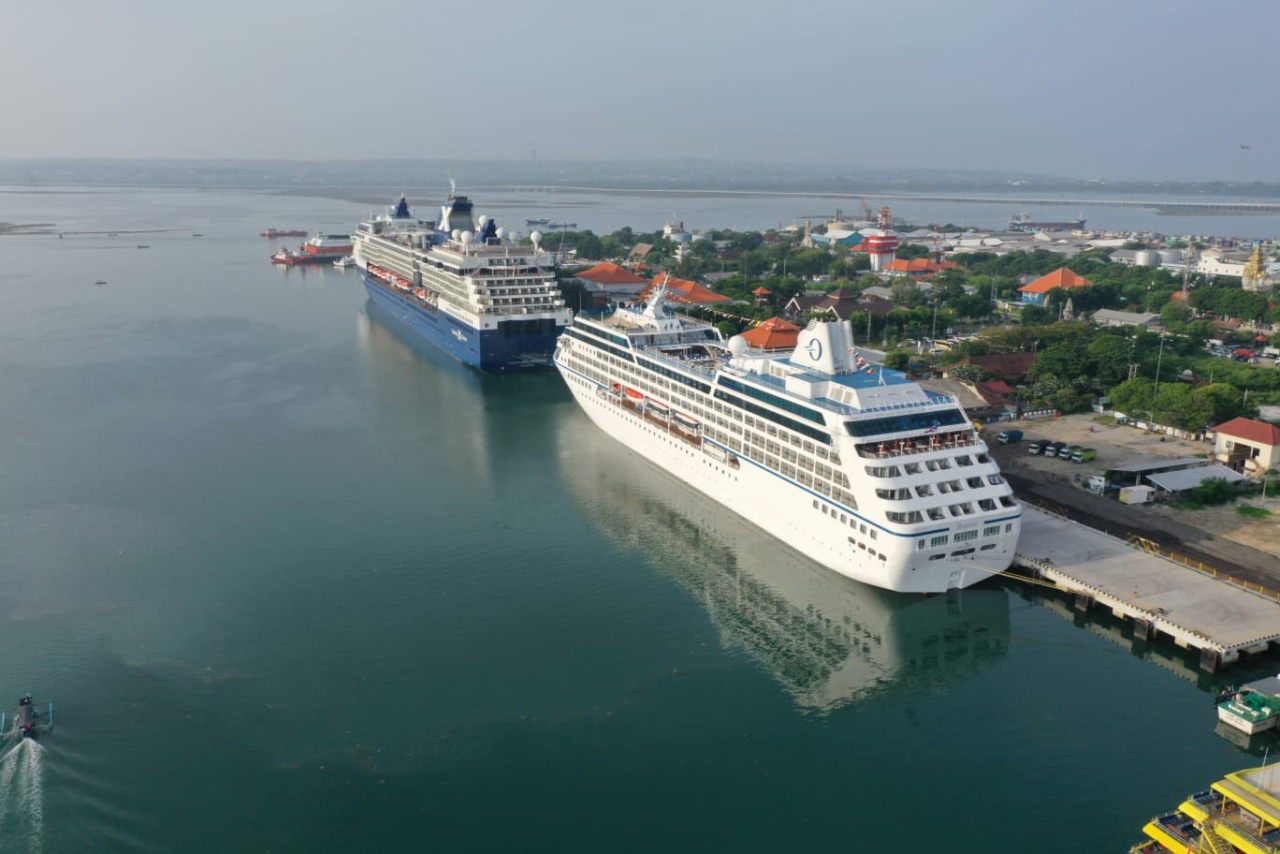 Salah satu kapal pesiar/cruise sedang bersandar di pelabuhan yang dikelola Pelindo Regional 3. Foto : Pelindo
