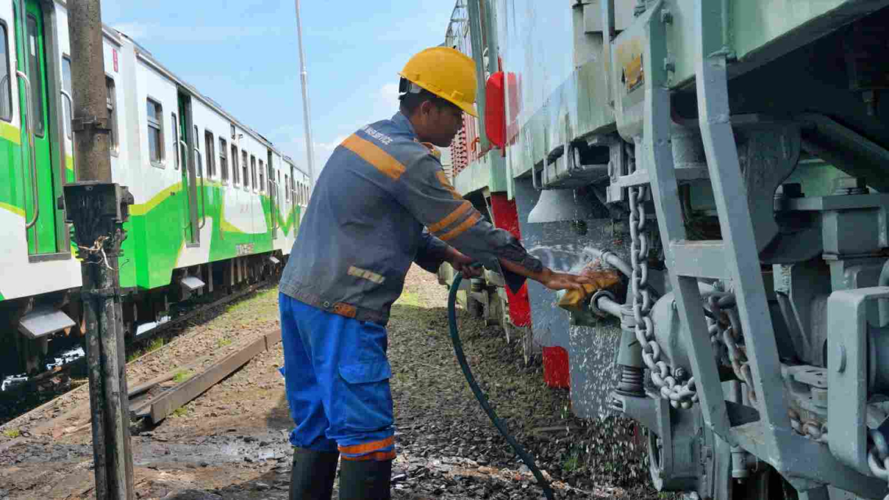 Pekerja sedang melakukan maintenance gerbong kereta api. Foto : KAI Daop 8