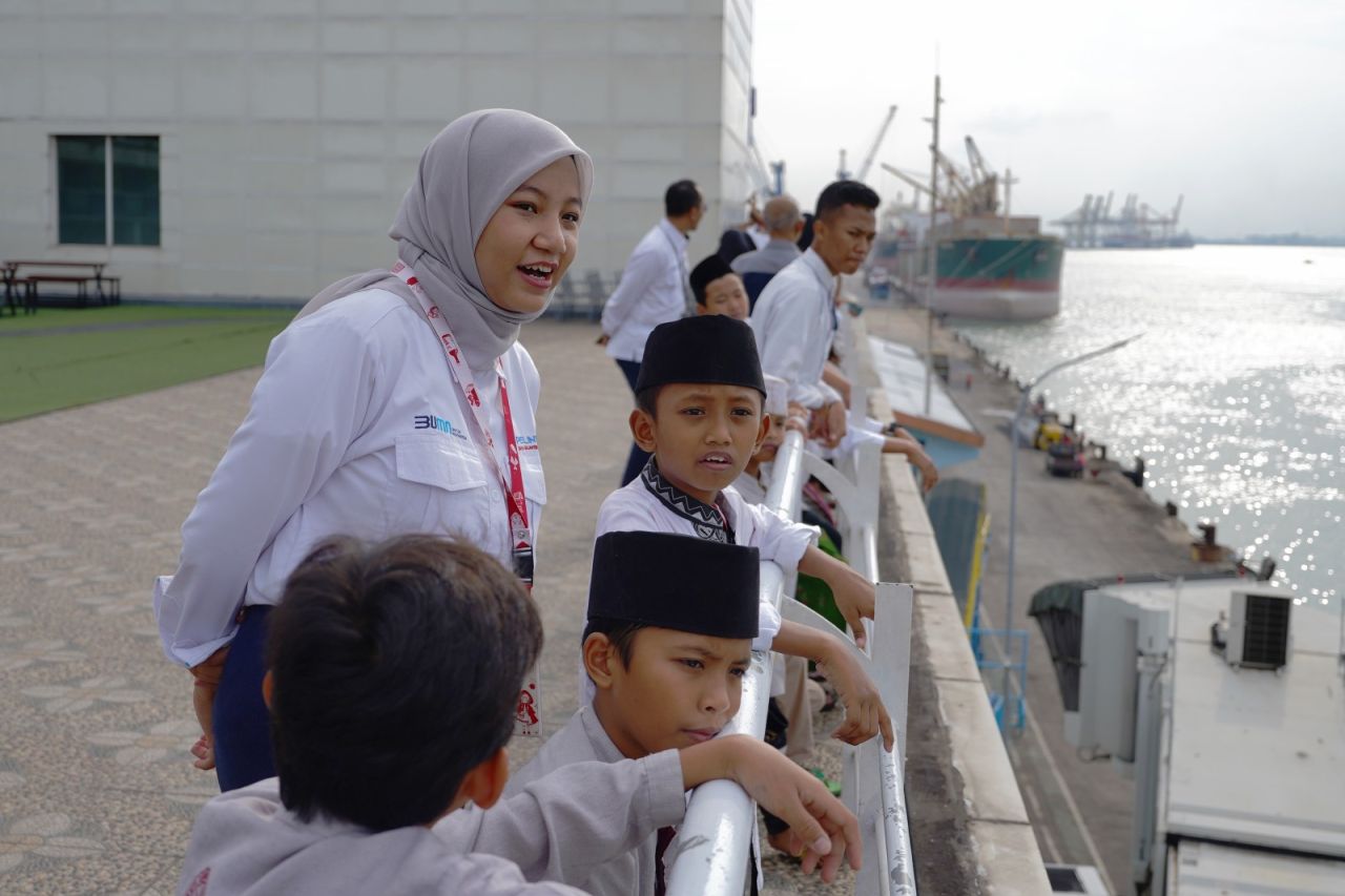 Sejumlah anak-anak panti asuhan menyaksikan tenggelamnya matahari di Selat Madura sambil ngabuburit. (foto: dok. Pelindo Marine)