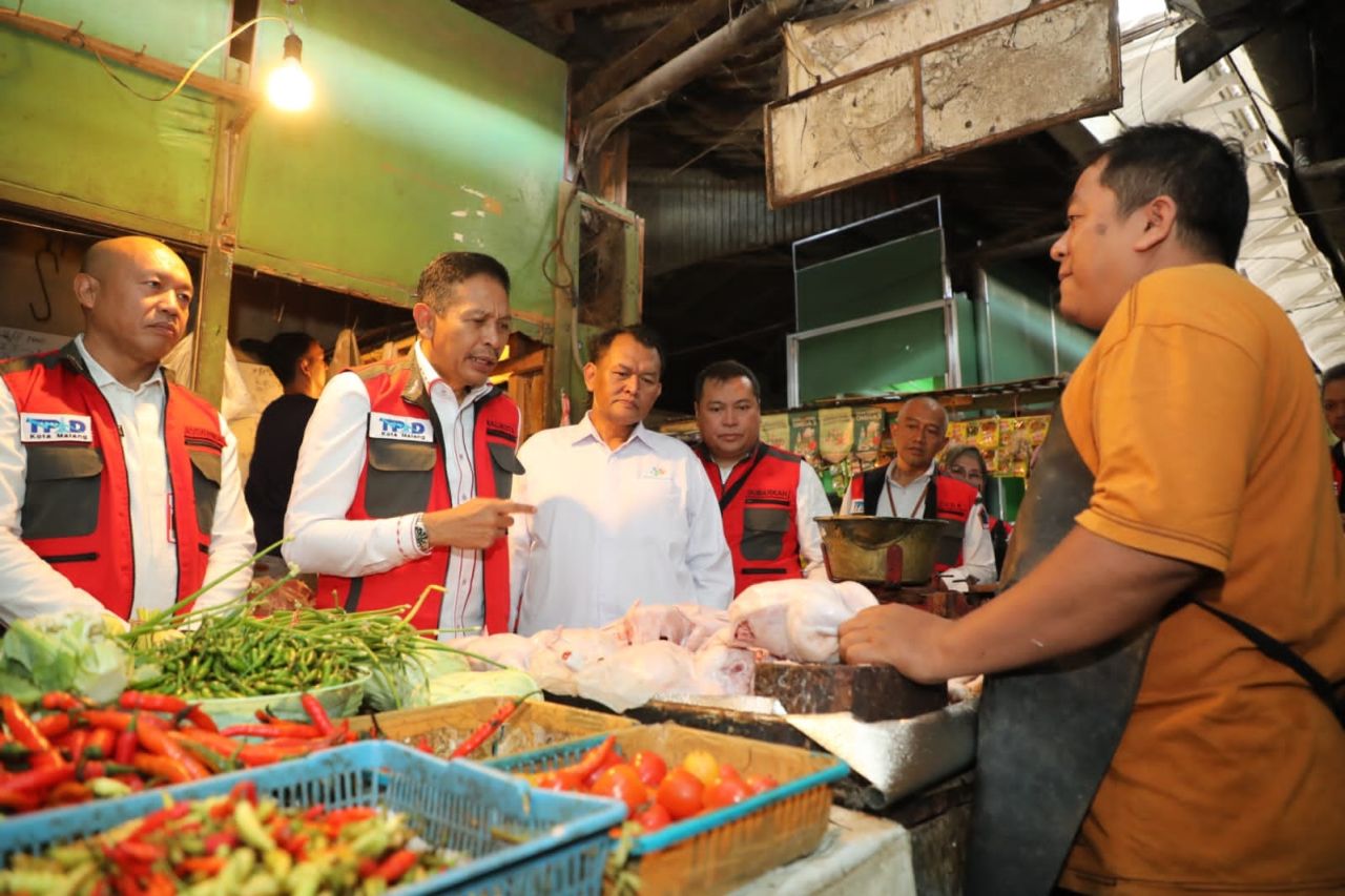 Penjabat Wali Kota Malang Wahyu Hidayat (kedua dari kiri) saat memantau harga sembako menjelang Ramadan, Rabu (6/3). Foto: Dok. Bagian Protokol dan Komunikasi Pimpinan Kota Malang