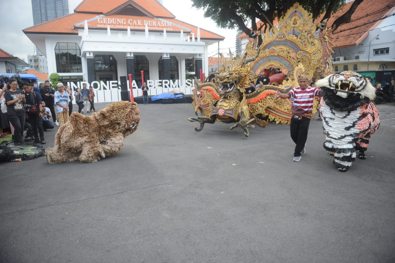Salah satu pentas seni dalam kegiatan Parade Indonesia Bermusik yang digelar oleh Komunitas Seni JatiSwara di Surabaya. Foto : -ist