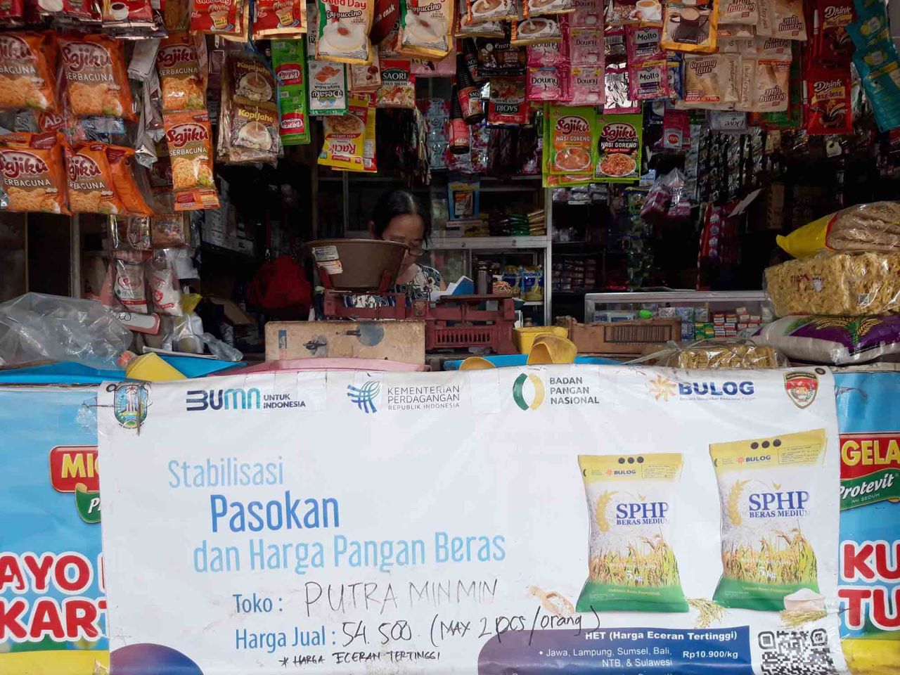 Pedagang di Pasar Blimbing, Kota Malang, Jawa Timur, menunggu pembeli, Kamis (14/3). Foto: Jatimkini/Bagus Suryo