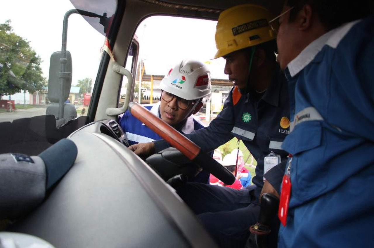 Executive GM Pertamina Jatimbalinus saat melakukan pengecekan armada mobil tangki. Foto : Pertamina for Jatimkini