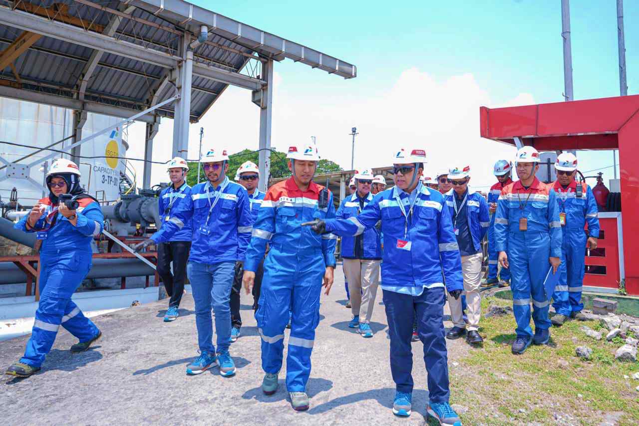 Direksi Pertamina Patra Niaga saat mengecek kesiapan Terminal BBM dan LPG di Surabaya menjelang mudik Lebaran 2024. Foto : Pertamina