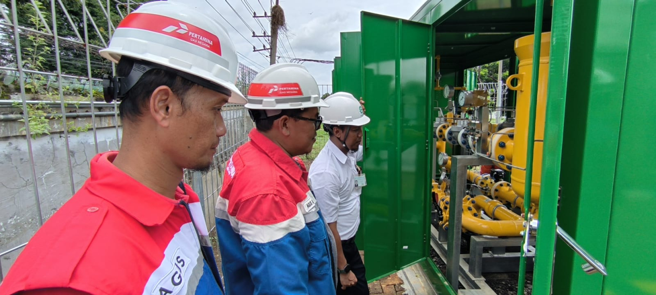 Petugas PGN mengecek alat untuk menyalurkan gas bumi ke PT Easterntex di Pasuruan. Foto : PGN