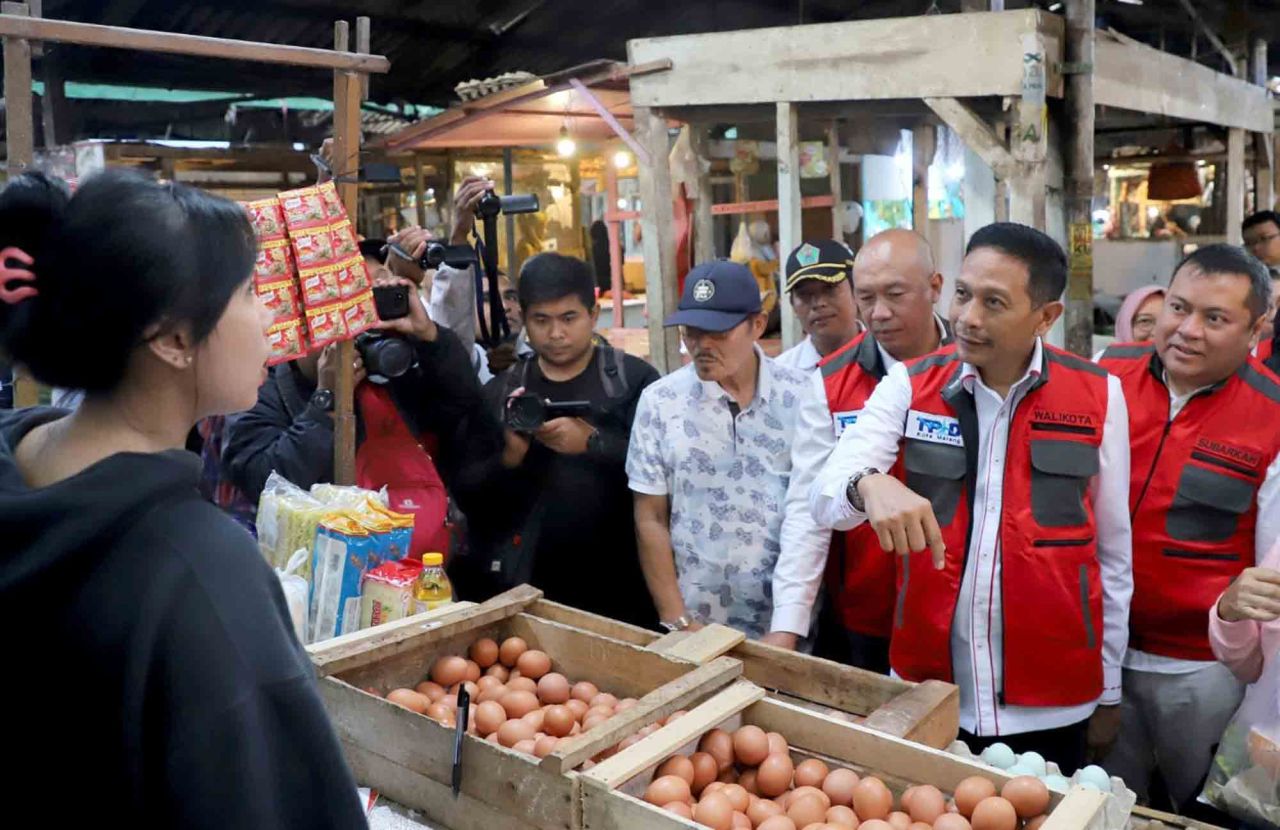 Penjabat Wali Kota Malang Wahyu Hidayat saat memantau harga sembako menjelang Ramadan, Rabu (6/3). Foto: Dok. Bagian Protokol dan Komunikasi Pimpinan Kota Malang