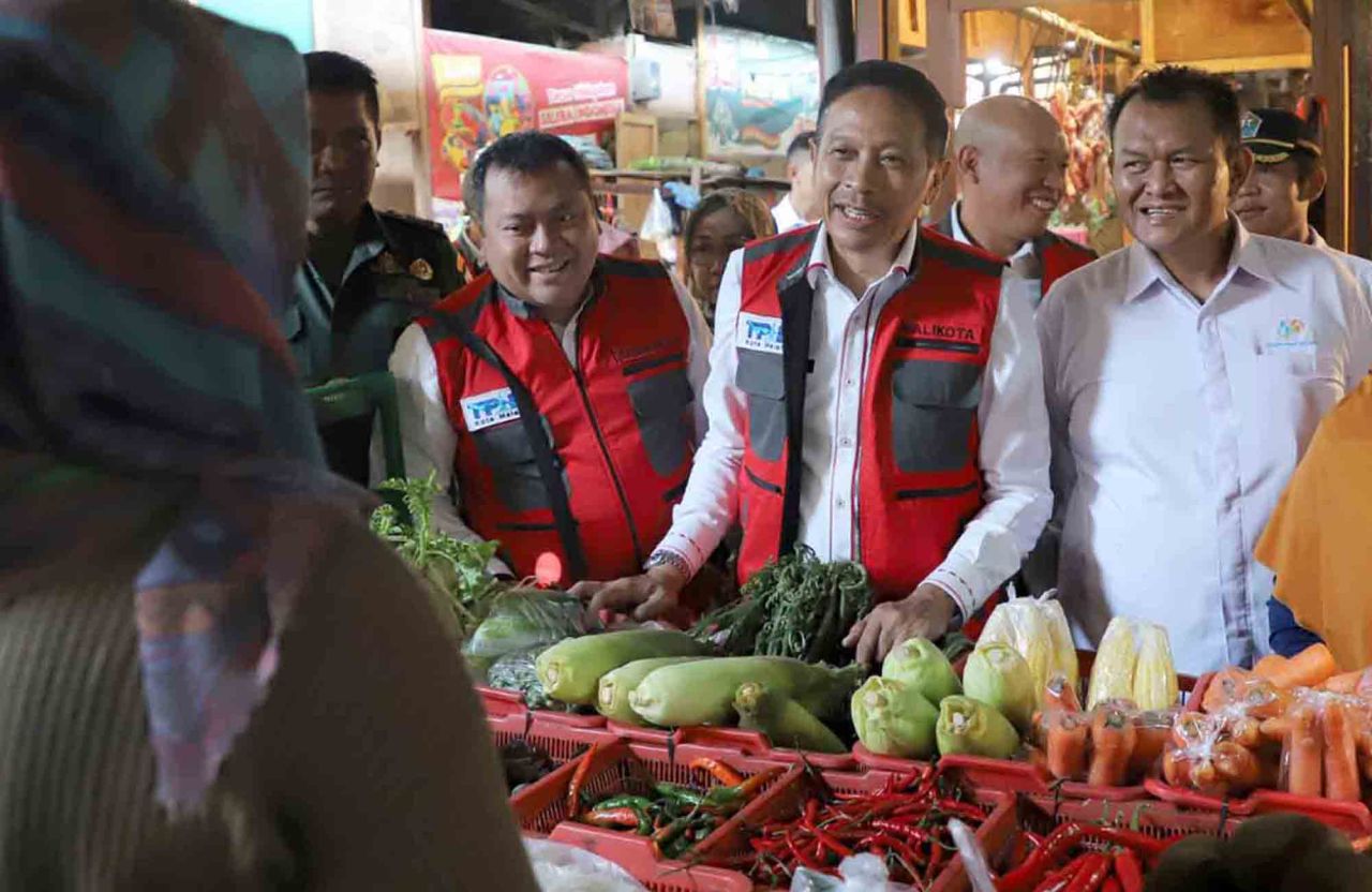 Kepala Badan Pusat Statistik Kota Malang Umar Sjaifudin (kanan) dan Penjabat Wali Kota Malang Wahyu Hidayat (kedua dari kanan) berdialog dengan pedagang Pasar Blimbing saat pemantauan harga menjelang Ramadan, Rabu (6/3). Foto: Dok. Bagian Protokol dan Kom