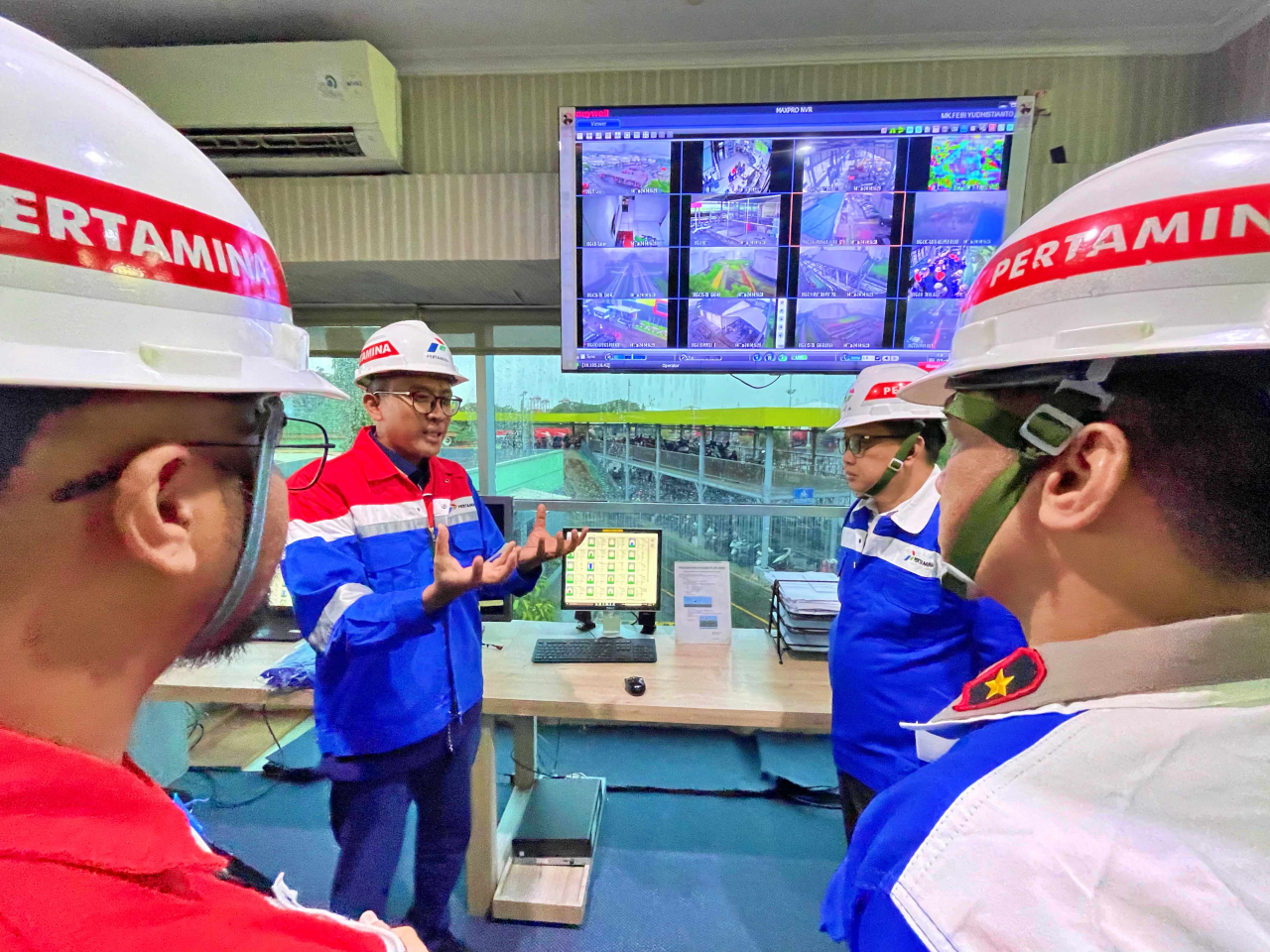 Pj Gubernur Jatim Adhy Karyono saat melakukan sidak Terminal BBM dan LPG Surabaya. Foto : Pertamina Patra Niaga