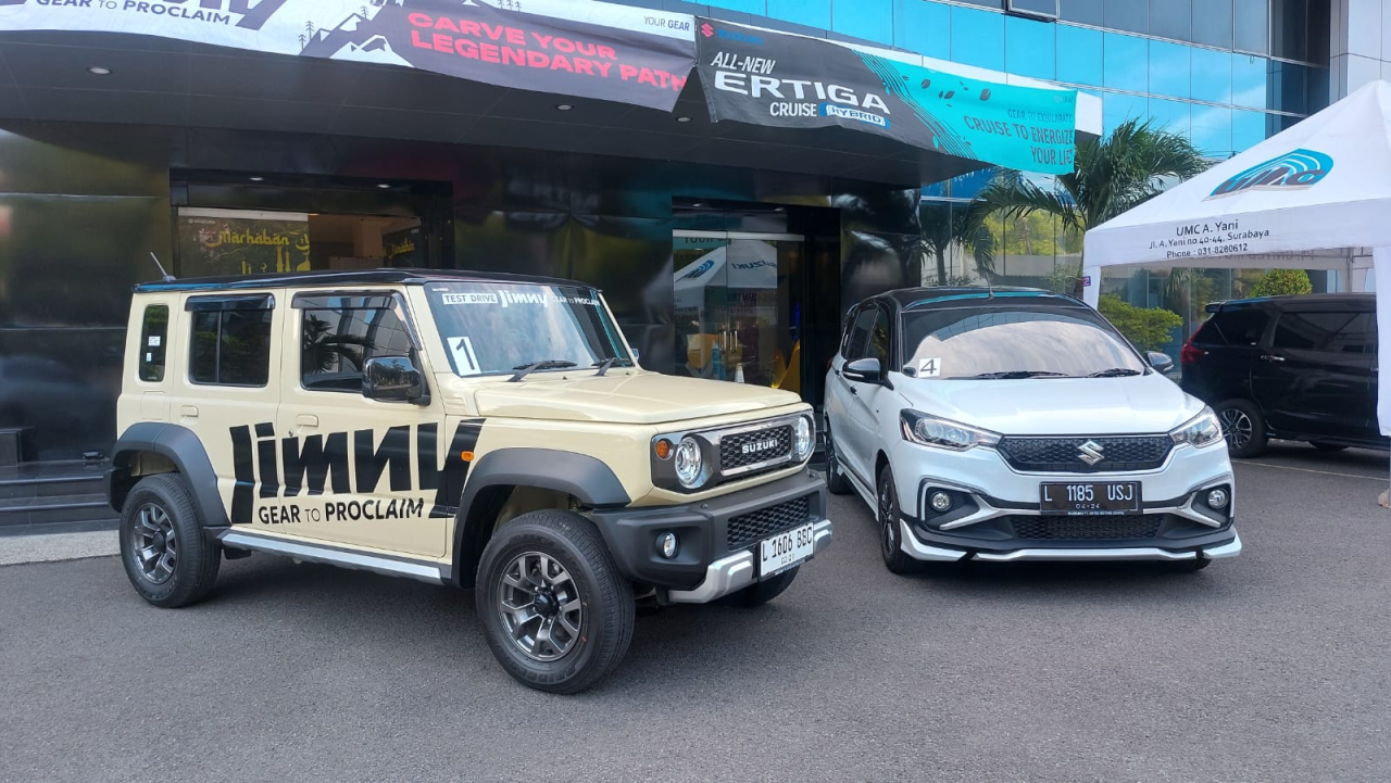 Dua mobil varian baru Suzuki yakni Ertiga Cruise Hybrid dan Suzuki Jimny 5 Door 2024. Foto : istimewa