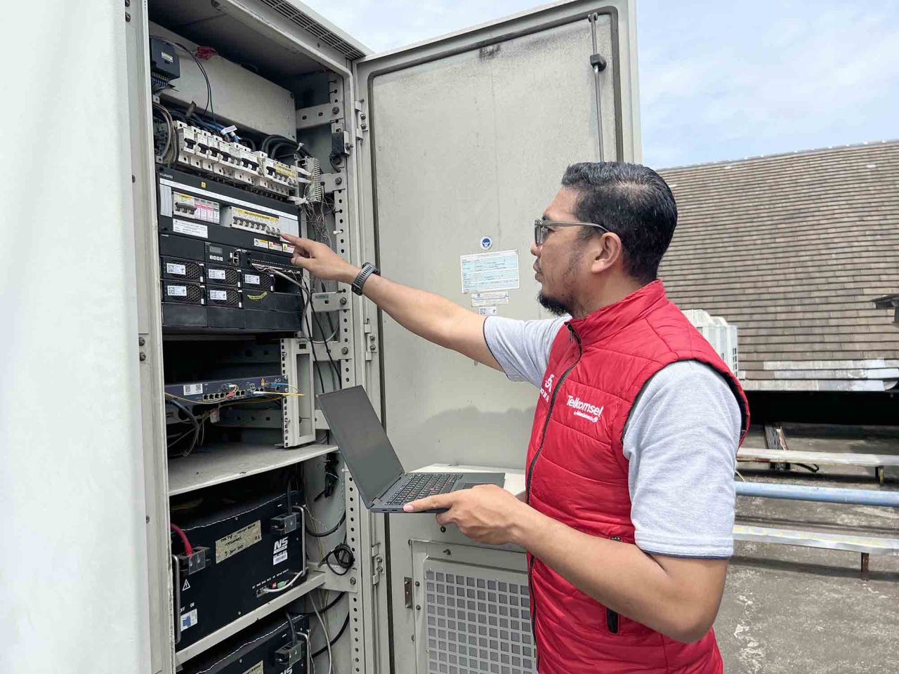 Petugas Telkomsel mengecek unit Compact Mobile BTS (COMBAT) untuk kenyamanan pelanggan pada periode mudik Lebaran di Jawa Timur, Jumat (22/3). Trafik data diprediksi bakal meningkat selama Ramadan tumbuh 20,2?ripada hari biasa. Foto. Dok. Telkomsel
