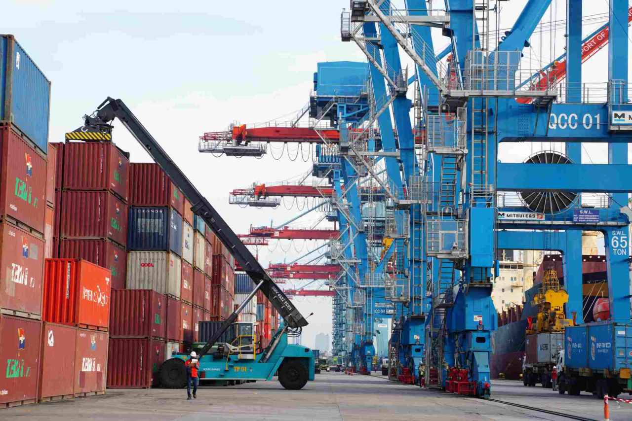 Aktivitas bongkar muat petikemas di Terminal Petikemas Tanjung Priok Jakarta. Foto : SPTP for Jatimkini