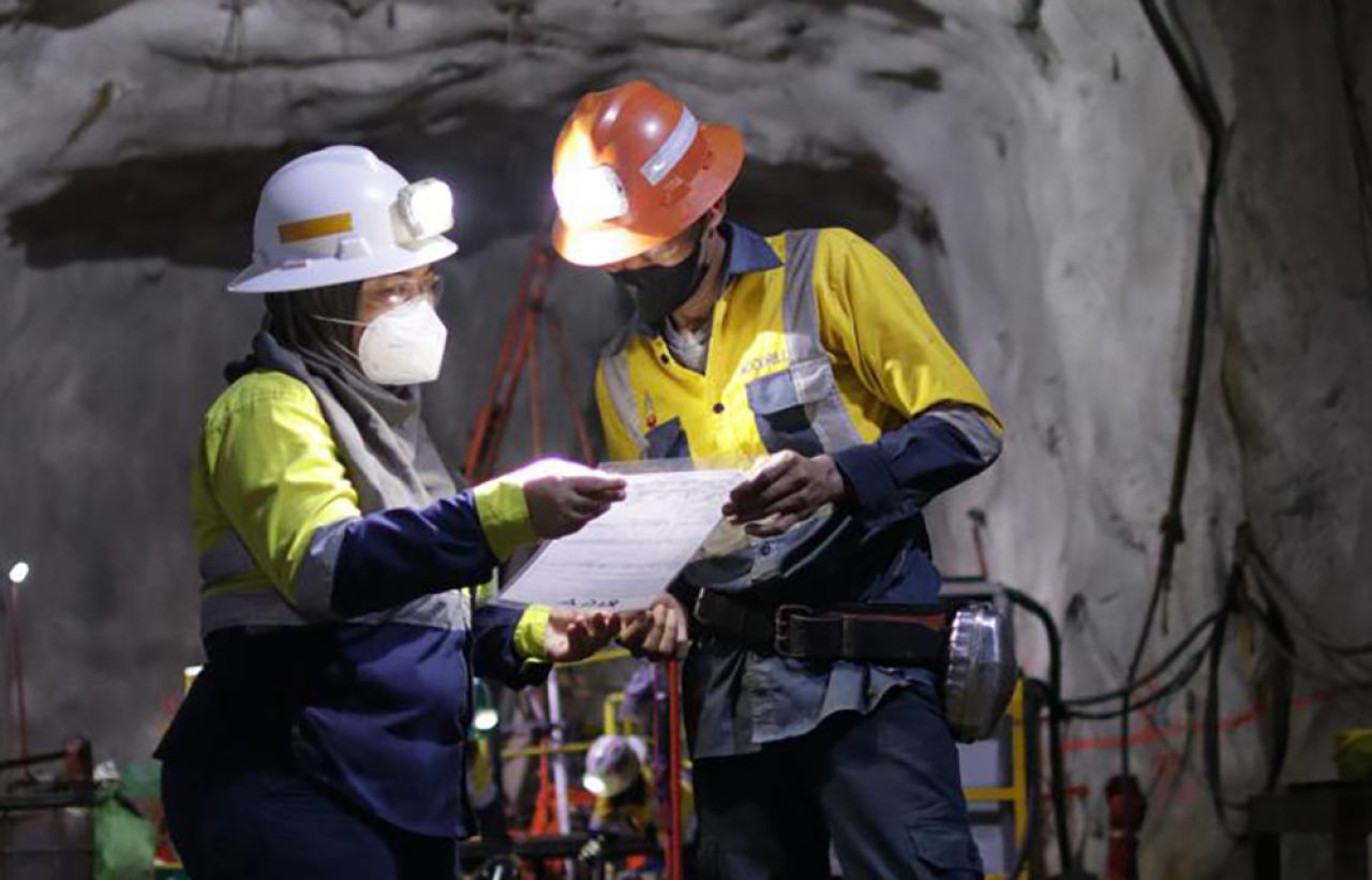 Dua pegawai tengah memeriksa kandungan emas dan tembaga di proyek tujuh bukit, di Banyuwangi. (Foto: dok Merdeka Copper Gold)