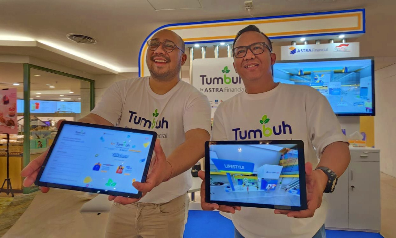 Leader of Media Event Tumbuh by Astra Financial, Willy Apriando (kiri) dan Branch Manager Asuransi Astra Surabaya, Andi Victory Bangun memamerkan situs pameran virtual Tumbuh by Astra Financial kepada media di Surabaya, Sabtu (9/3/2024). Foto : Peni Widar