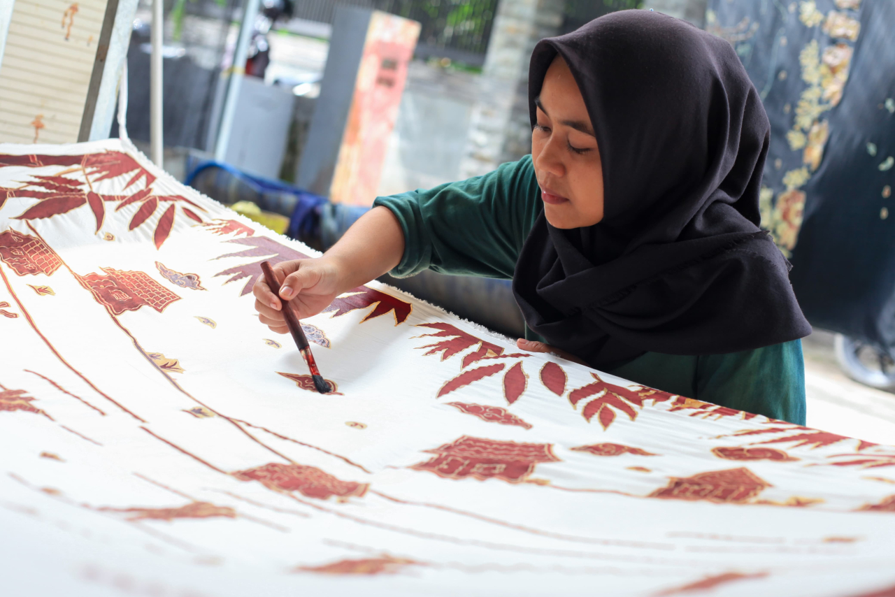 Pengrajin sedang mencetak batik. Bank Syariah Indonesia (BSI) Regional Surabaya berkomitmen menyalurkan sekitar Rp1,94 Triliun pembiayaan KUR di wilayah Jawa Timur dan sekitarnya.  FOTO : BSI for Jatimkini