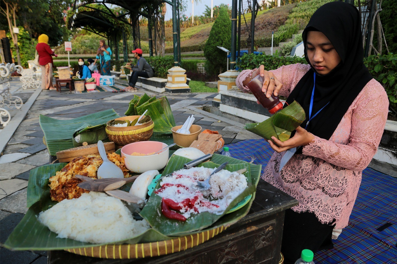 Salah satu pedagang jajanan tradisional di Surabaya. Foto : Pemkot Surabaya for Jatimkini