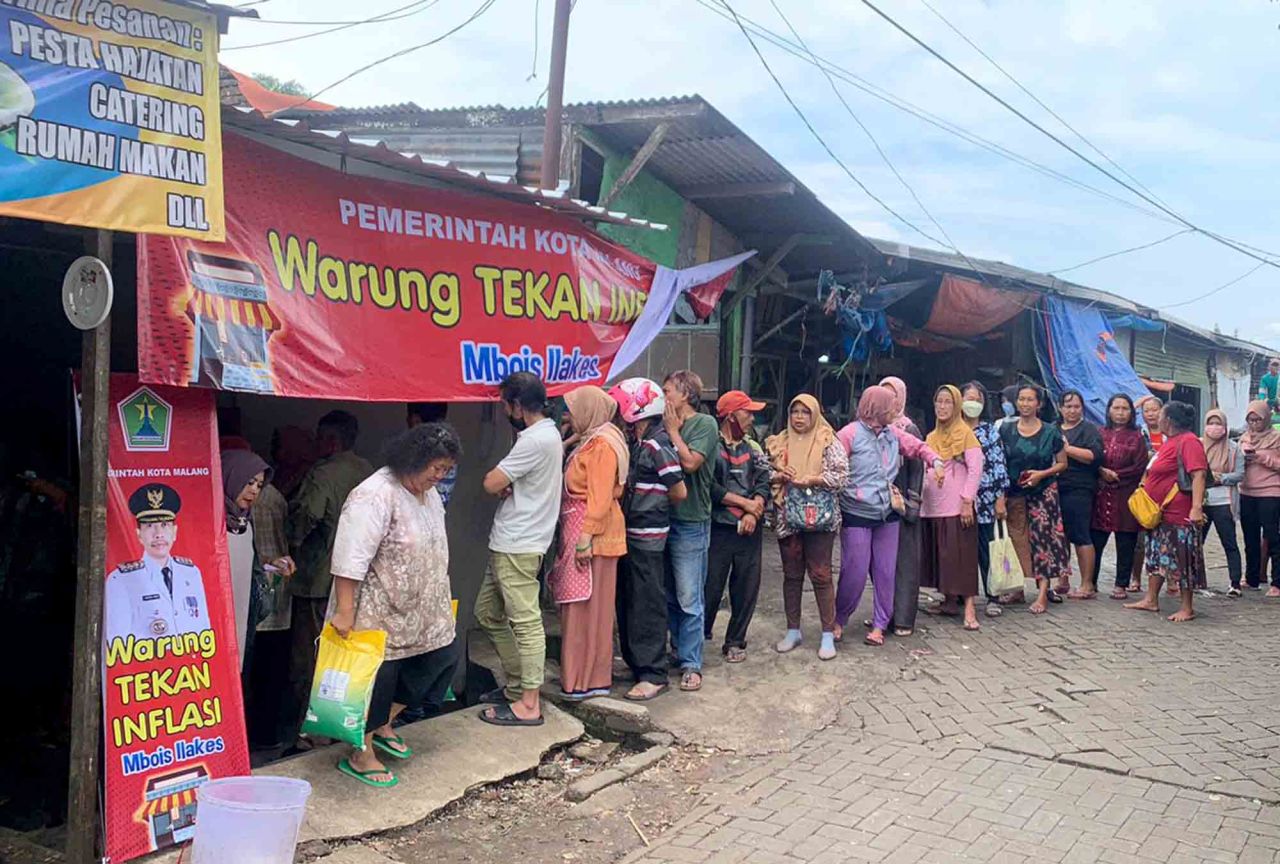 Warga antre membeli beras di warung tekan inflasi mbois ilakes di Pasar Blimbing. Foto : Jatimkini/ist