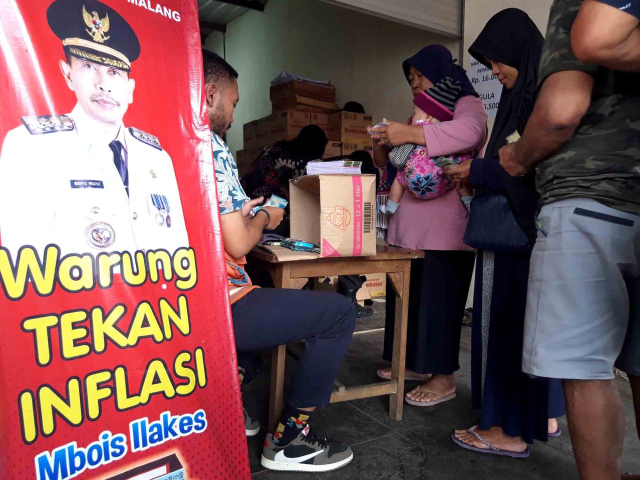 Warga antusias membeli beras di warung tekan inflasi, Pasar Blimbing, Kota Malang, Kamis (14/3). Foto: Jatimkini/Bagus Suryo