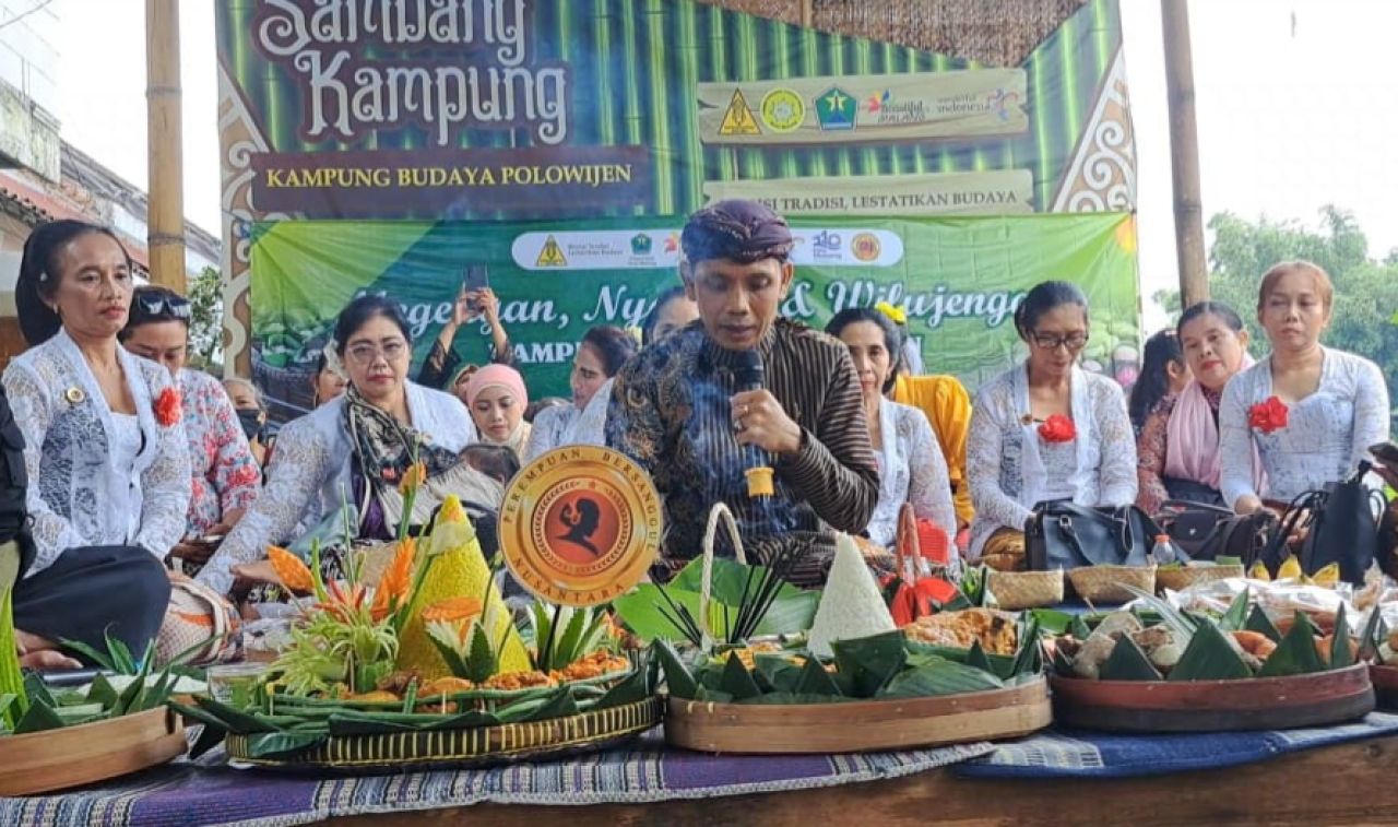 Ki Demang, Penggagas Kampung Budaya Polowijen (KBP), Kota Malang, sedang memimpin prosesi megengan menyambut Ramadan, Sabtu (9/3). Foto: Jatimkini/ist