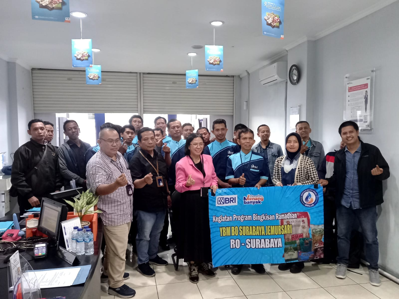 Kegiatan penyerahan bingkisan dari BRI Jemursari untuk para mustahik di Surabaya. Foto : BRI