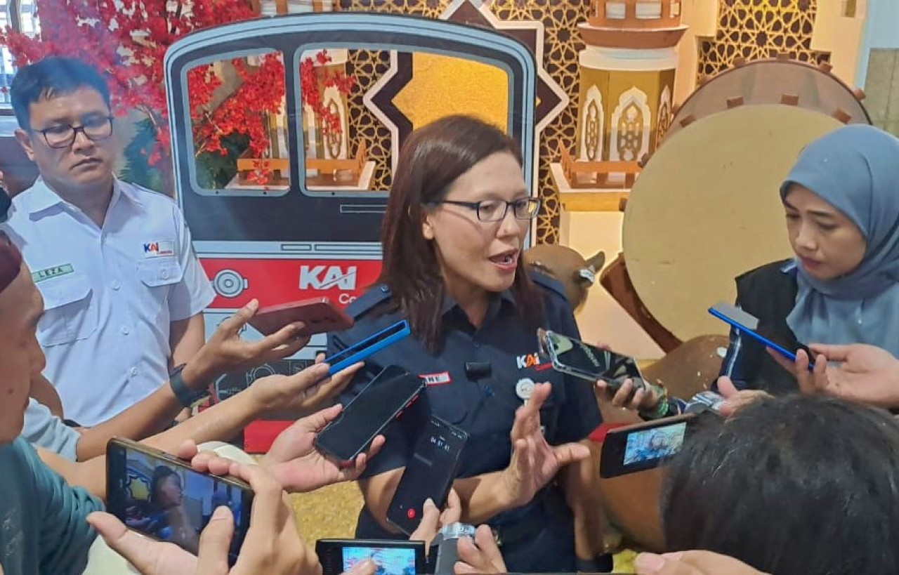 VP Corporate Secretary KAI Commuter, Anne Purba dalam konferensi pers Angkutan Kereta Api Lokal Commuter Line di Surabaya, Senin (15/4/2024). Foto : Alvian Yoananta