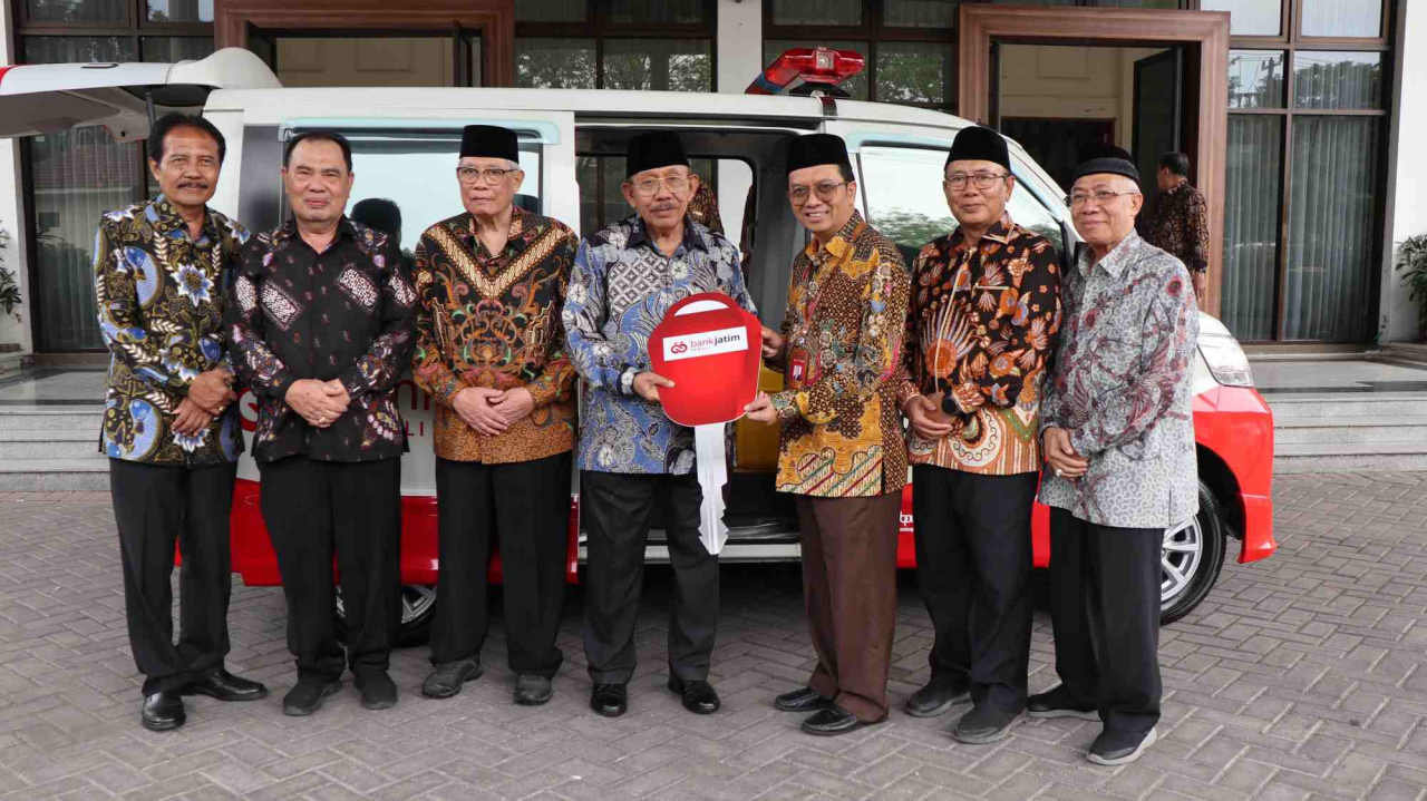 Penyaluran ambulans dari Bank Jatim untuk PMI Jatim. Foto : BJTM