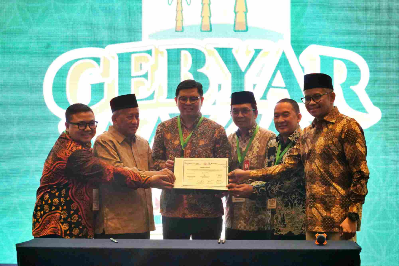 Proses penandatanganan penandatanganan Letter Of Intent (LOI) Bank Jatim dengan Badan Wakaf Indonesia. Foto : Bank Jatim