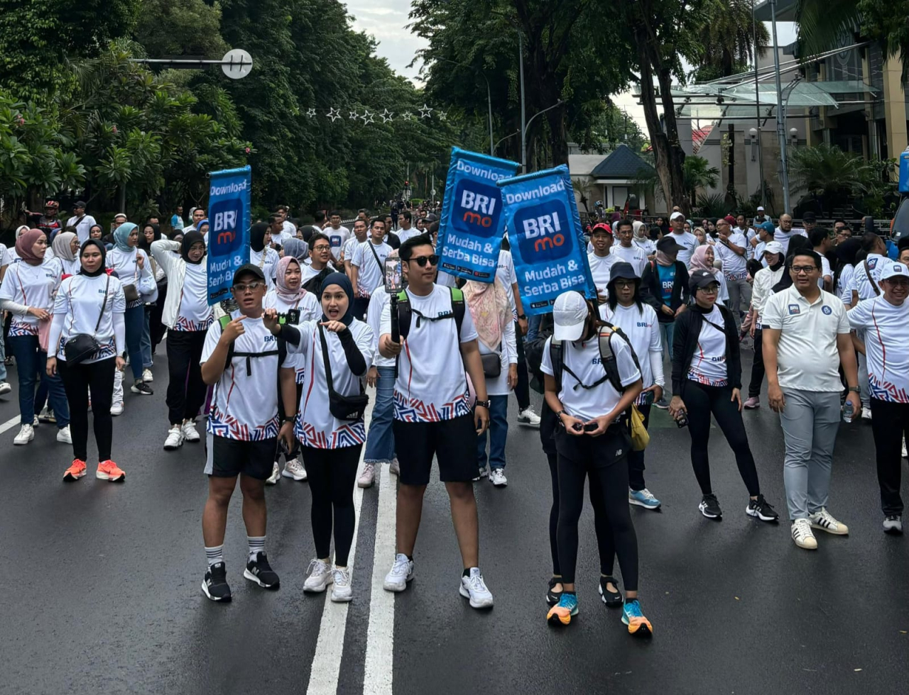 Kegiatan BRImo-kan Car Free Day (CFD) di Jl. Raya Darmo Surabaya. Foto : BRI