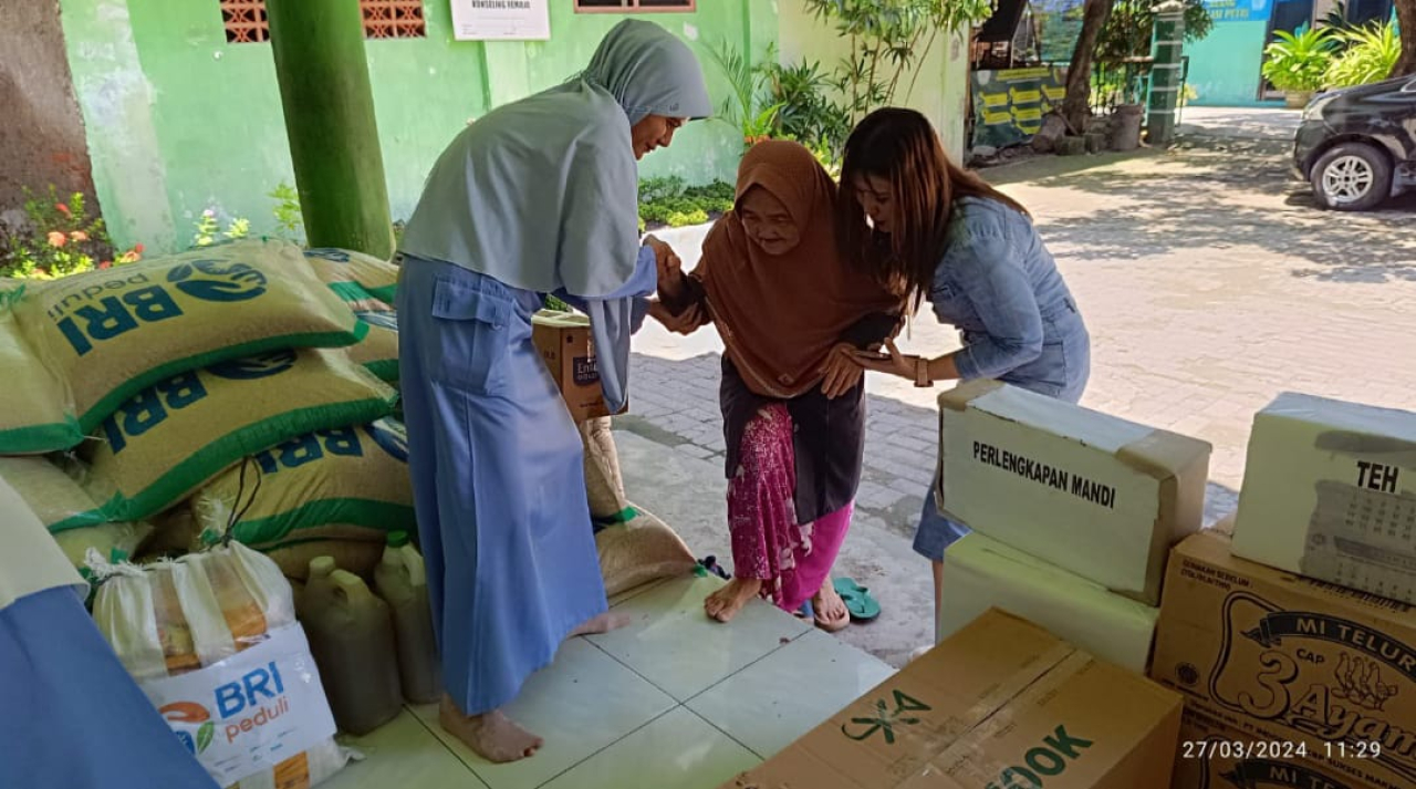 Kegiatan BRI Surabaya saat membagikan bantuan paket sembako dan tabungan untuk menyambut Lebaran 2024. Foto : BRI