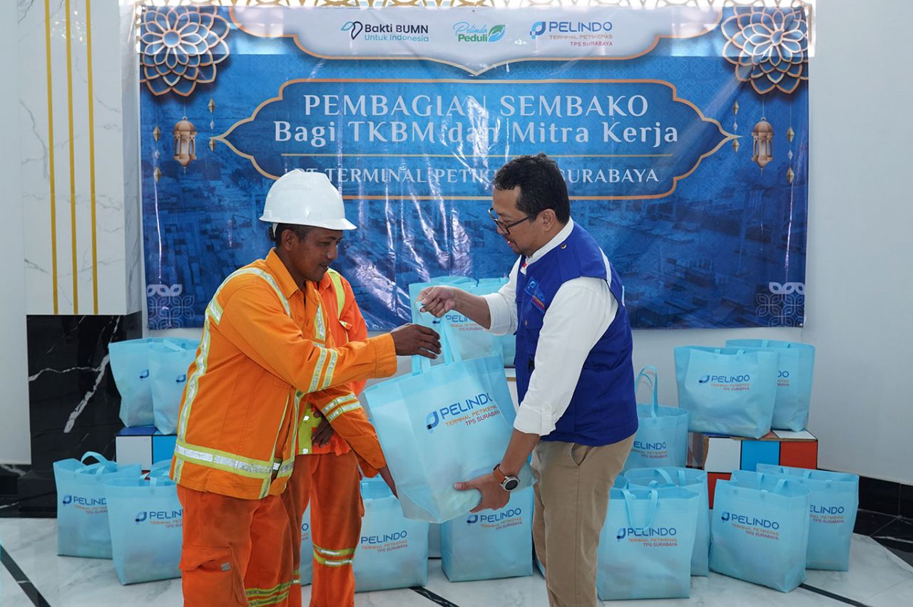 Direktur Utama PT TPS (kanan) memberikan secara simbolis bantuan paket lebaran kepada perwakilan TKBM.