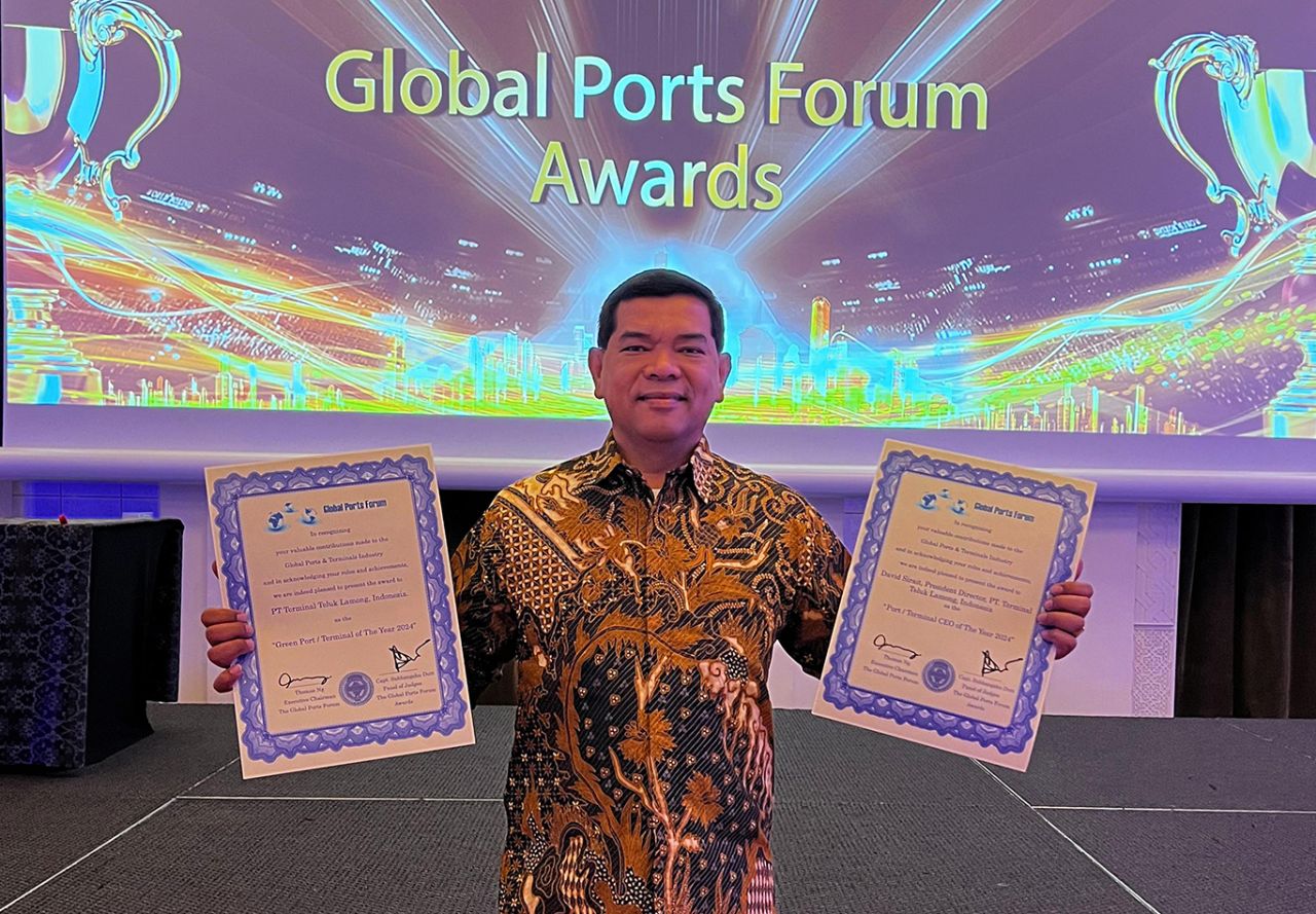 Dirut TTL, David Pandapotan Sirait menunjukkan dua penghargaan yang diterima dalam Global Port Forum di Dubai. (Foto: dok.TTL)