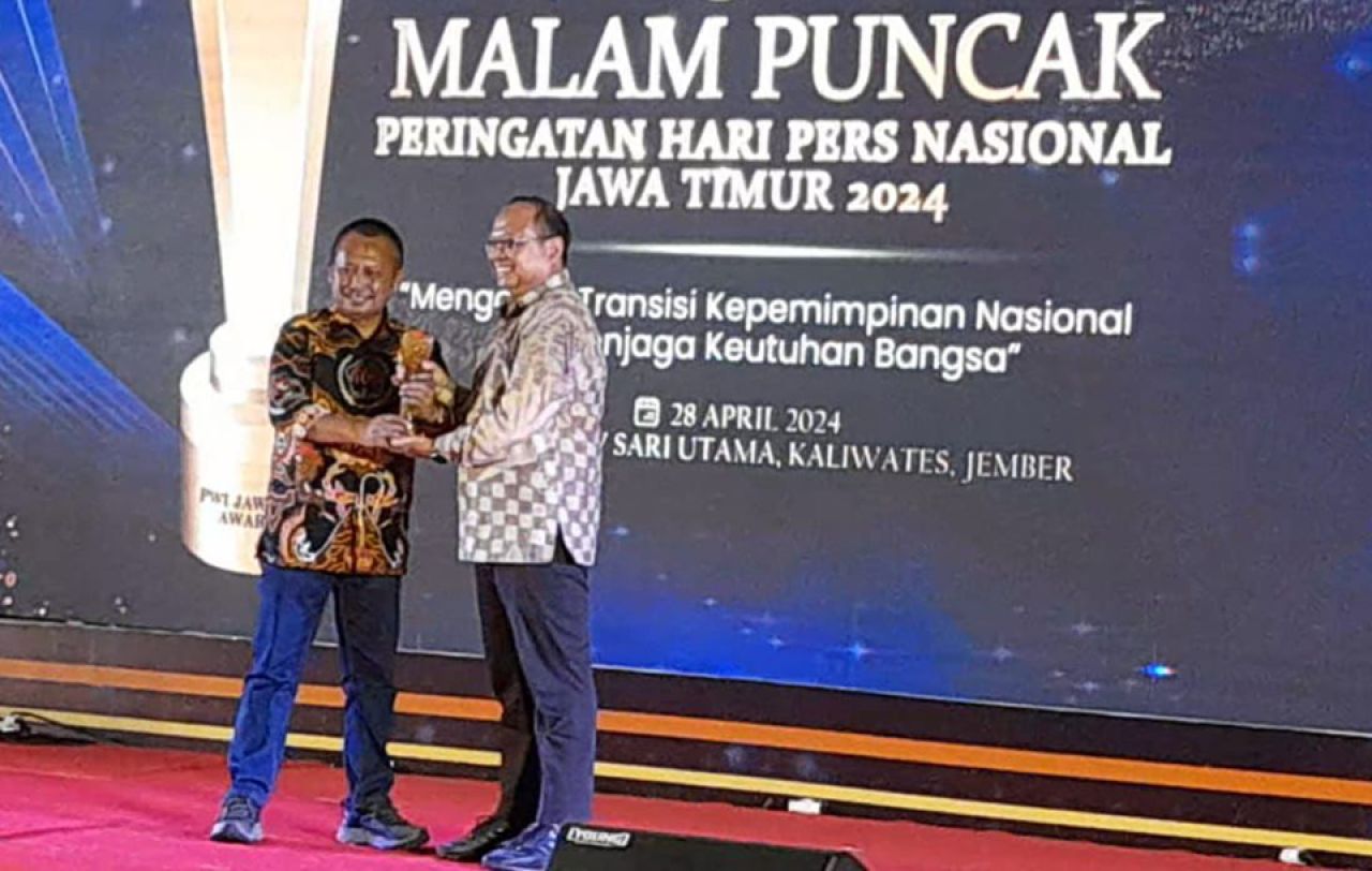 Pegiat lingkungan sekaligus Direktur SDM SPMT, Edi Priyanto menerima penghargaan di Peringatan Hari Pers Nasional 2024 di Jember.