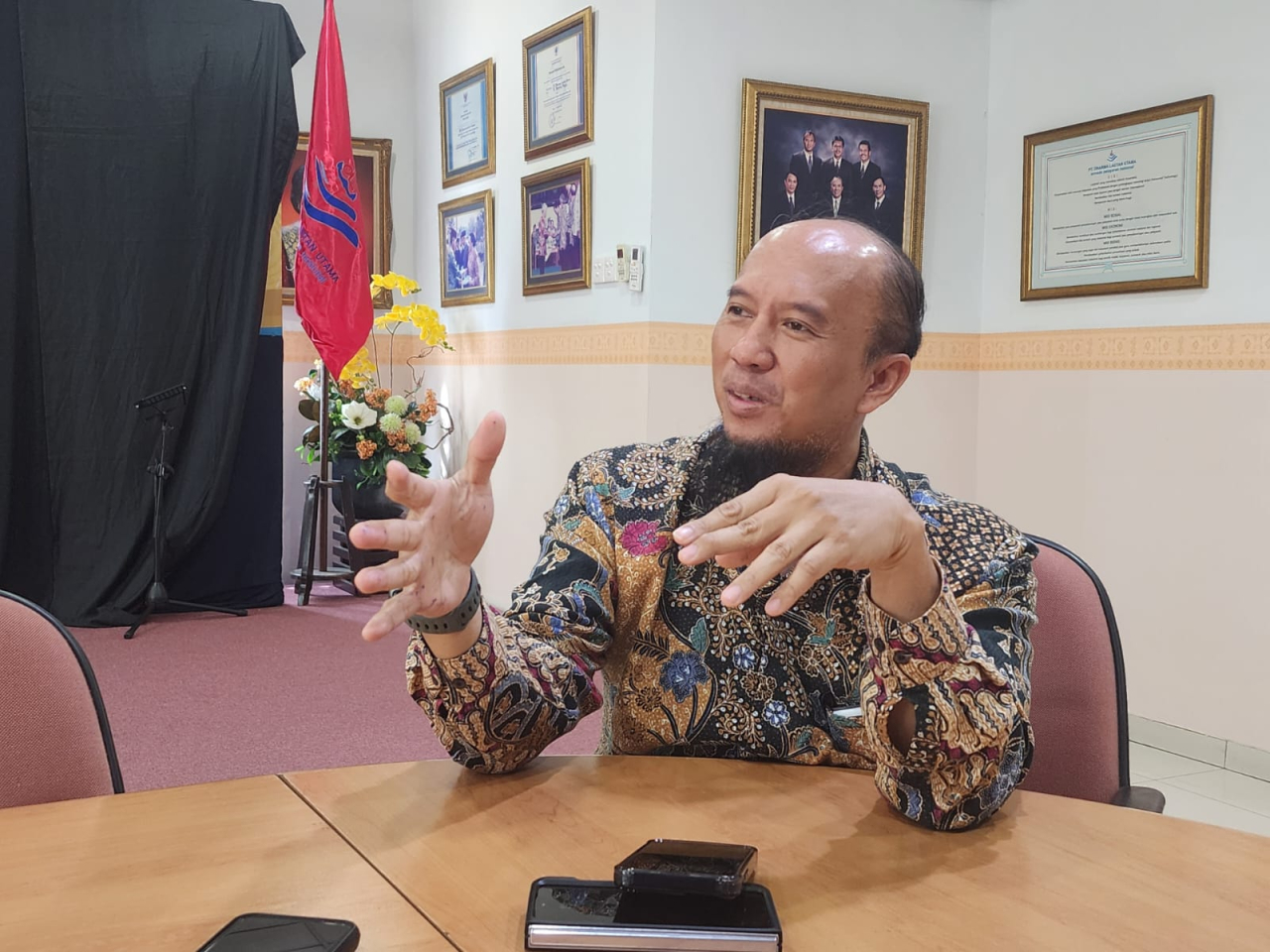 Ketua Bidang Usaha dan Pentarifan Gapasdap, Rakhmatika Ardianto dalam konferensi pers, Jumat (19/4/2024). Foto : Peni Widarti