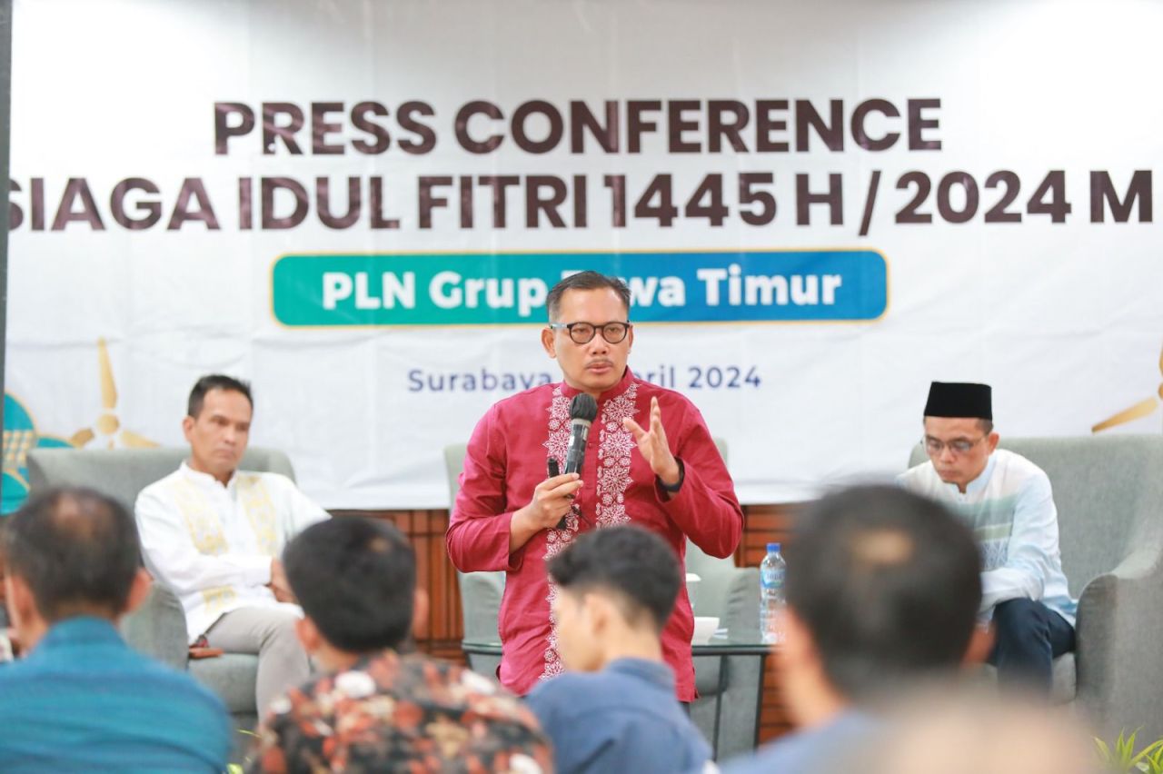 General Manager PLN Unit Induk Distribusi (UID) Jawa Timur, Agus Kuswardoyo ketika memberikan keterangan terkait keandalan pasokan listrik jelang Idul Fitri 1445 H. (Foto: PLN for Jatimkini.com)