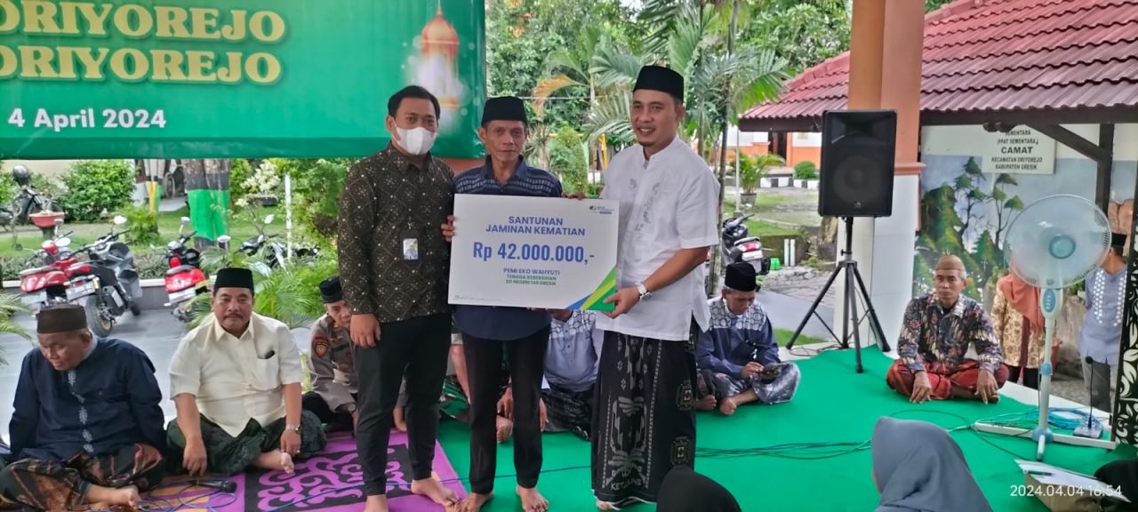 Penyerahan manfaat program BPJS Ketenagakerjaan di Pendopo Kantor Kecamatan Driyorejo Gresik. (Foto : Dok. BPJS Ketenagakerjaan for Jatimkini.com)
