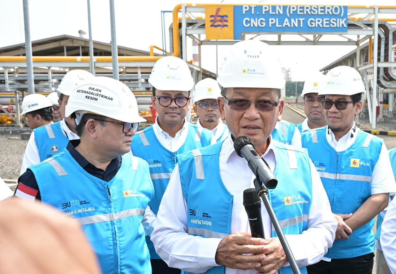 Menteri Energi dan Sumber Daya Mineral (ESDM), Arifin Tasrif dalam kunjungan ke Pembangkit Listrik Tenaga Gas Uap (PTLGU) Gresik pada Kamis (4/4).