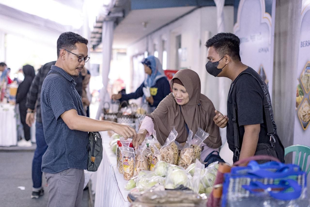 Pelaku UMKM menjual produknya pada Bazaar Ramadan Berkah yang diadakan Rumah BUMN Blitar. (Foto: PLN for Jatimkini.com)
