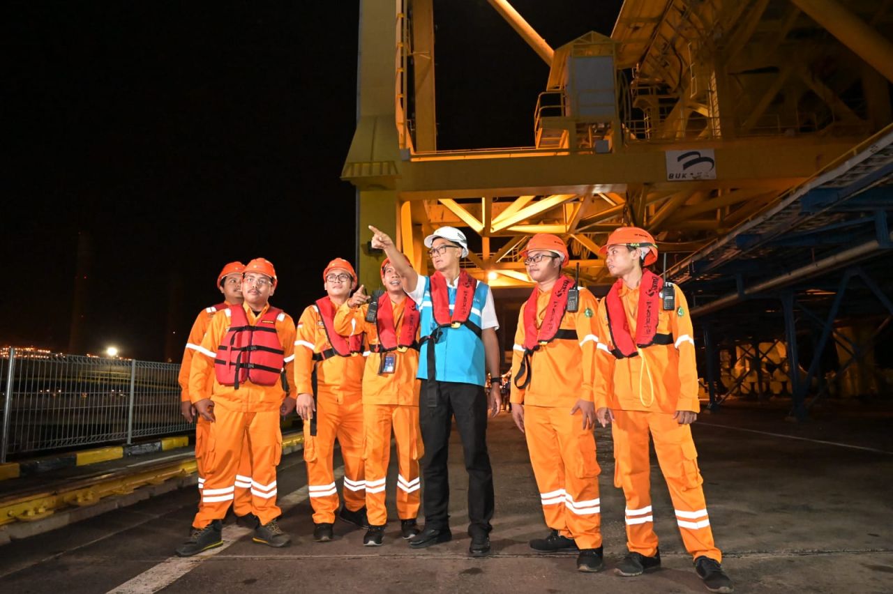 Direktur Utama PLN Darmawan Prasodjo (tiga dari kanan) bersama petugas PLN Nusantara Power mengecek jetty yang menjadi lokasi bongkar muat batubara di PLTU Paiton pada Jumat (5/4).