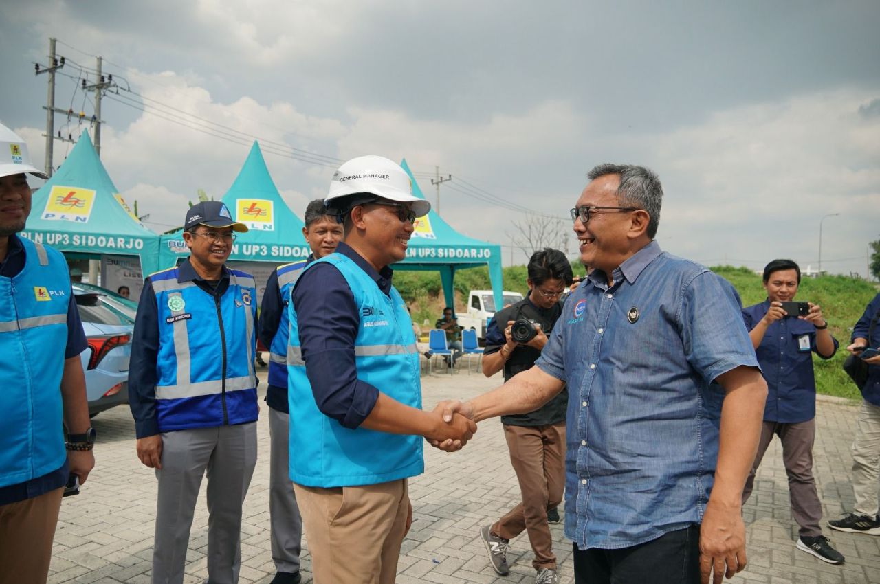 Asisten Deputi Industri Maritim dan Transportasi Kemenko Marves, Firdausi Manti didampingi General Manager PLN UID Jawa Timur, Agus Kuswardoyo melakukan inspeksi langsung ke Rest Area 725 A Sidoarjo pada Selasa (02/04). (Foto: PLN for Jatimkini.com)