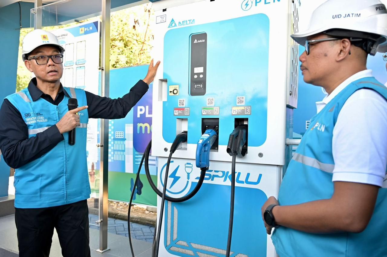 Dirut PLN Darmawan Prasodjo didampingi General Manager PT PLN Unit Induk Distribusi Jawa Timur Agus Kuswardoyo lakukan peninjauan di SPKLU rest area tol 656B Saradan, Kabupaten Madiun, Jawa Timur pada Sabtu, (06/04). (Foto: PLN for Jatimkini.com)