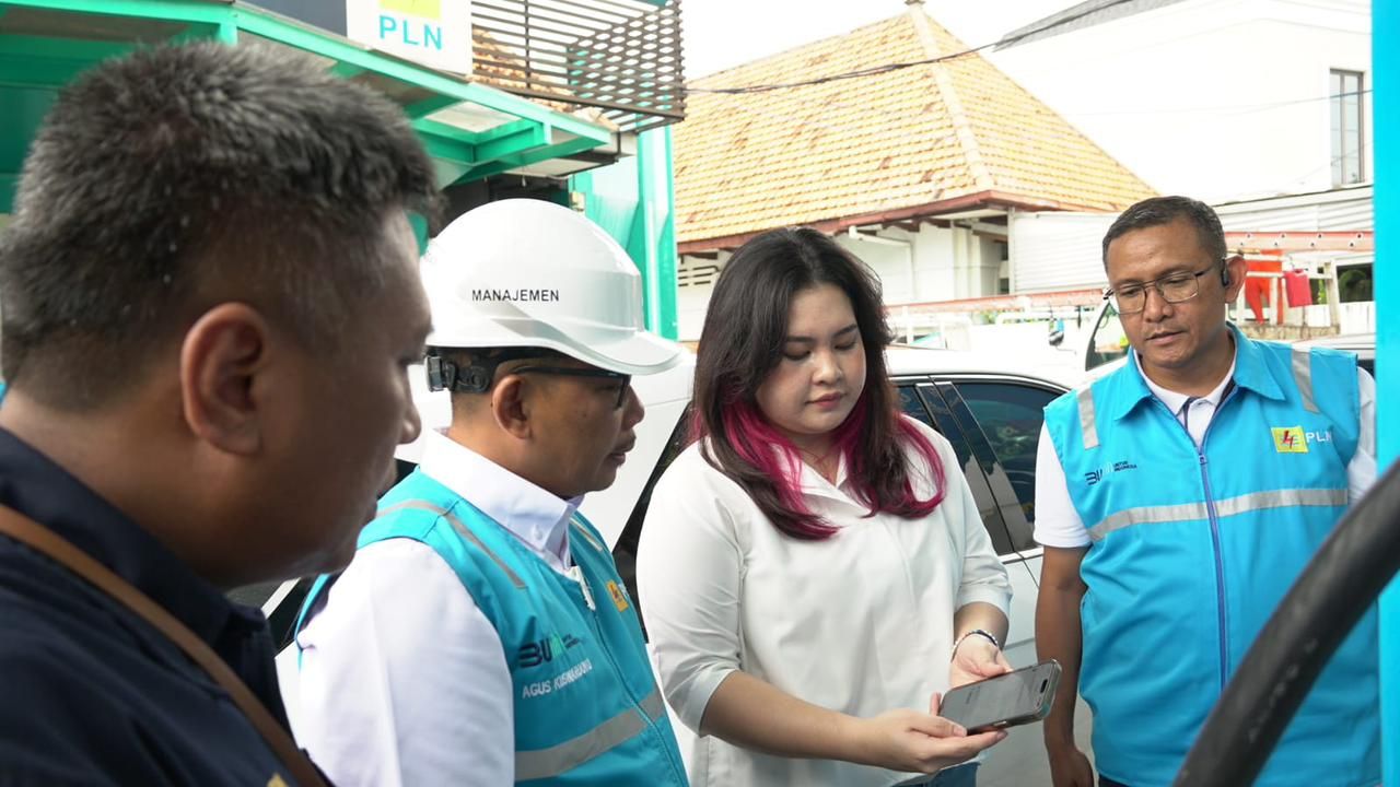 General Manager PLN UID Jawa Timur, Agus Kuswardoyo juga melakukan peninjauan kesiapan SPKLU non rest area di SPKLU PLN Embong Wungu bersama Ditjen Gatrik ESDM. (Foto: PLN for Jatimkini.com)