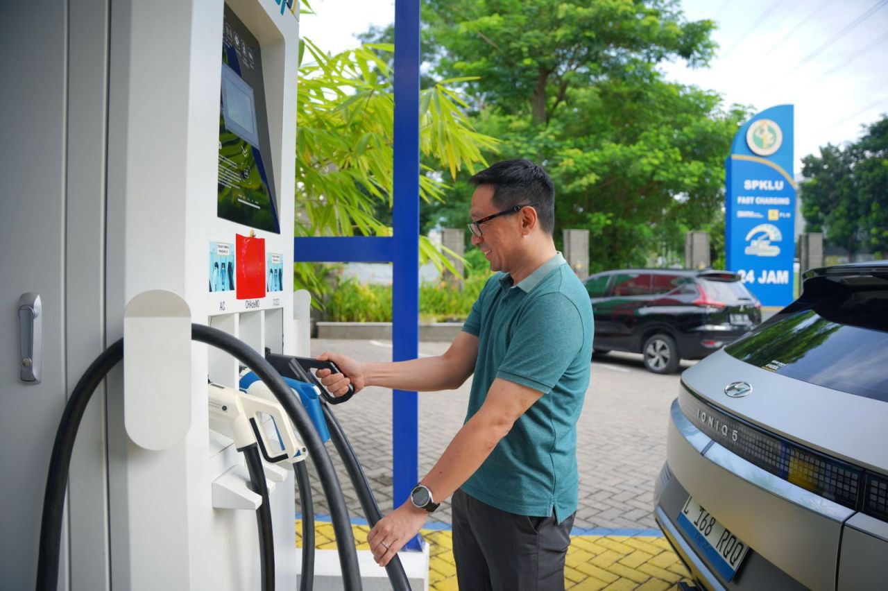 Raymond Hanjaya saat charging di SPKLU. (Foto: PLN for Jatimkini.com)