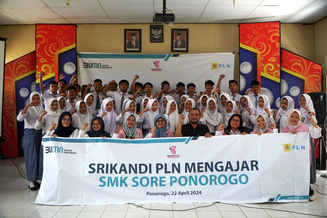 Peringati Hari Kartini, Srikandi PT PLN (Persero) gelar kegiatan Srikandi Mengajar di SMK Sore 1 Ponorogo, Senin (22/04). (Foto: PLN for Jatimkini.com)